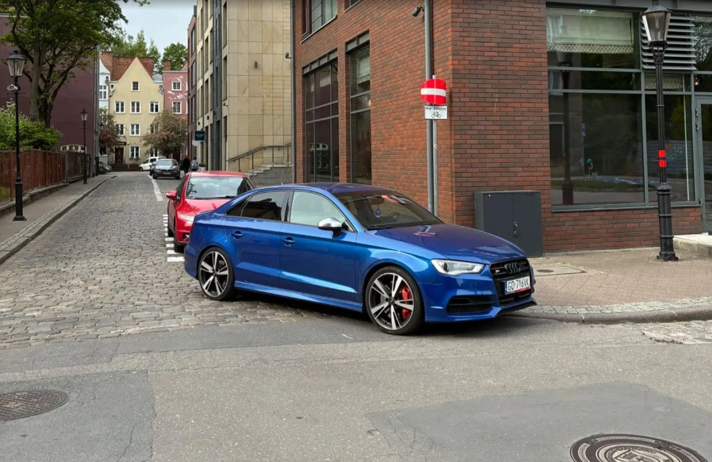 Gdańsk, Główne Miasto, Strefa Płatnego Parkowania - parkowanie na skrzyżowaniu by uniknąć opłaty parkingowej (ale za to jest spory mandat)