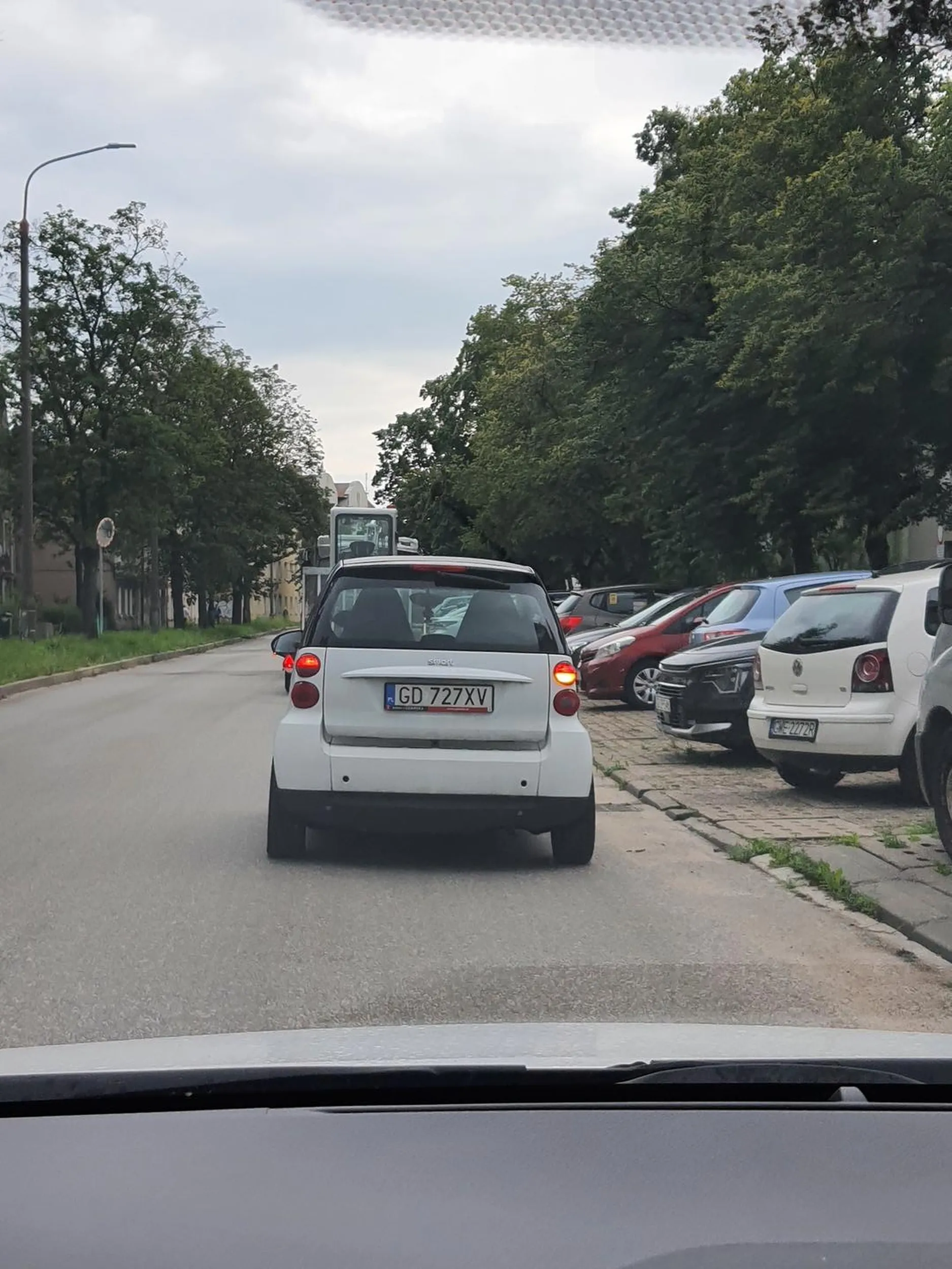 Osoba starsza prawdopodobnie niedowidzaca że słabą koordynacja ruchowa, wymusza na skrzyżowaniu. Osoba starsza ma ustąp pierwszeństwa, jadąc droga z pierwszeństwem wyjeżdża taki mała skorupa po czym jeszcze pokazują mi środkowy palec. Starsi wymuszający niedowidzący zle wychowani. Nie polecam