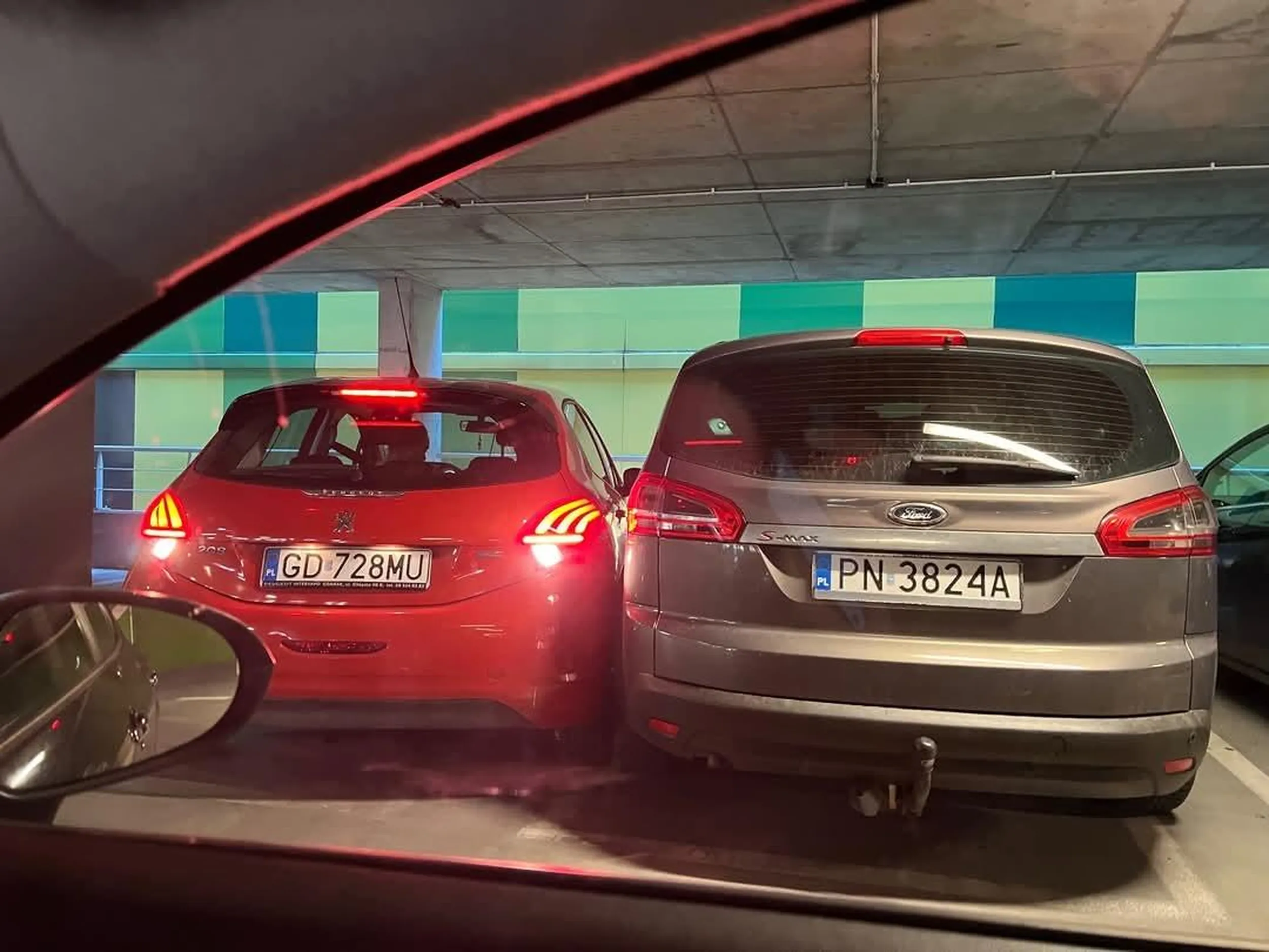 Gościu w czerwonym masz przejeb..e!