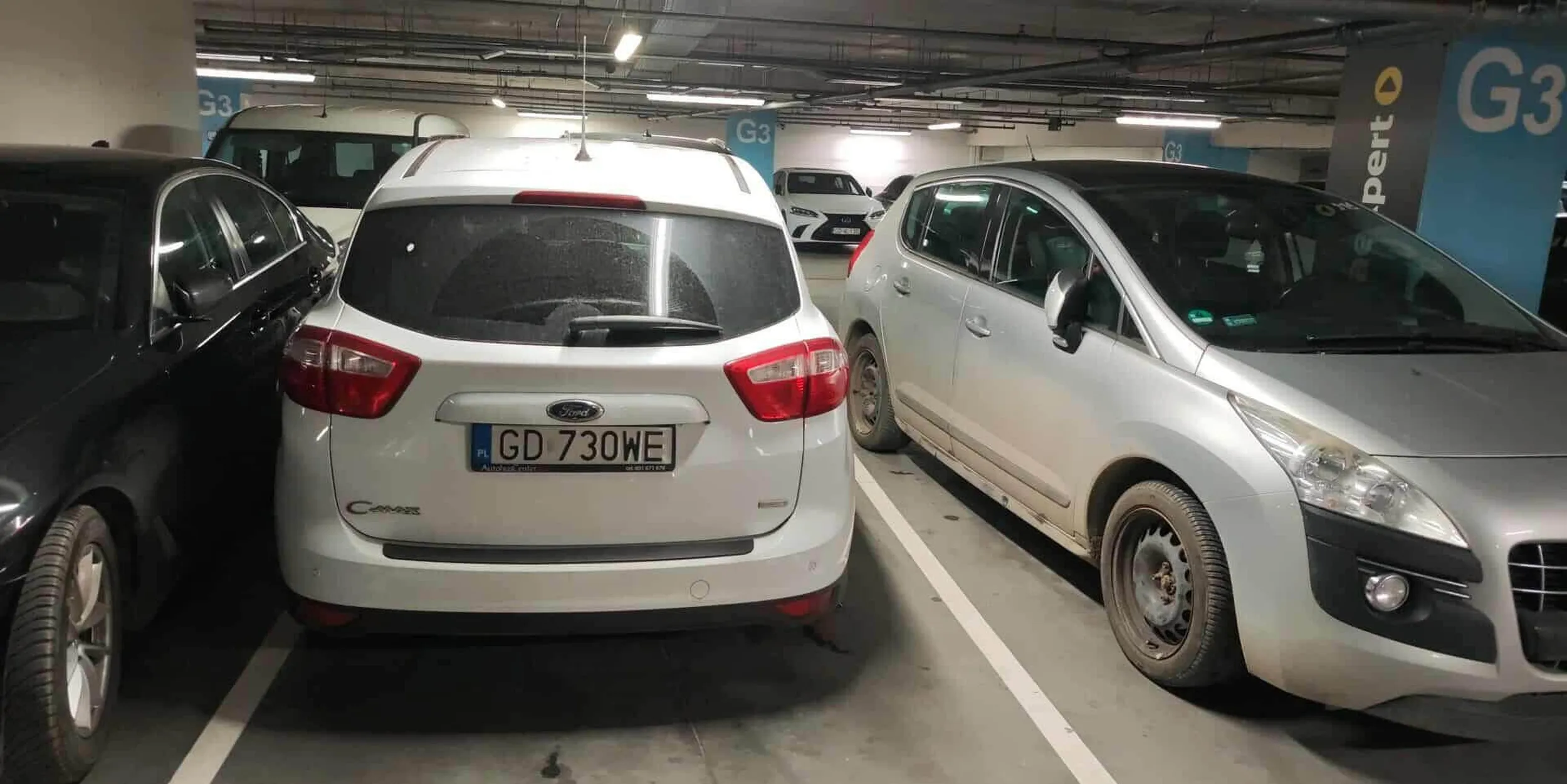 Mistrz zastawiania. A miał tyle miejsca z prawej strony.