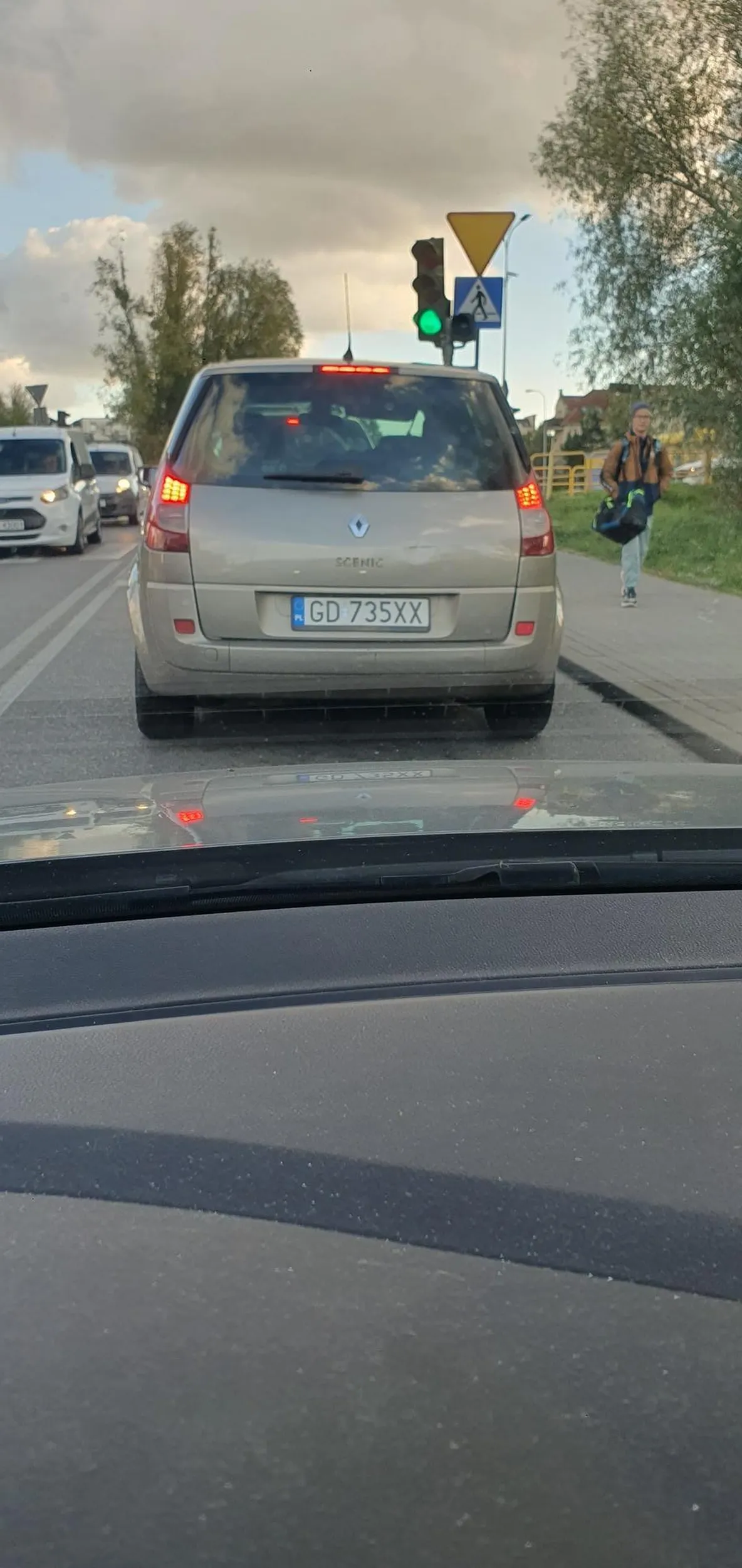 Młody kierowca owego pojazdu wbija się  z wyjazdu z osiedla na tak zwaną stłuczkę wymuszeniowa po czym nie wyszło i wydziera mordę na kierowcę innego pojazdu do na którą miał wymusić stłuczkę. PO czym bezczelnie pstryknol papierosem jeszcze w samochod zamknął szybe i odjechał.