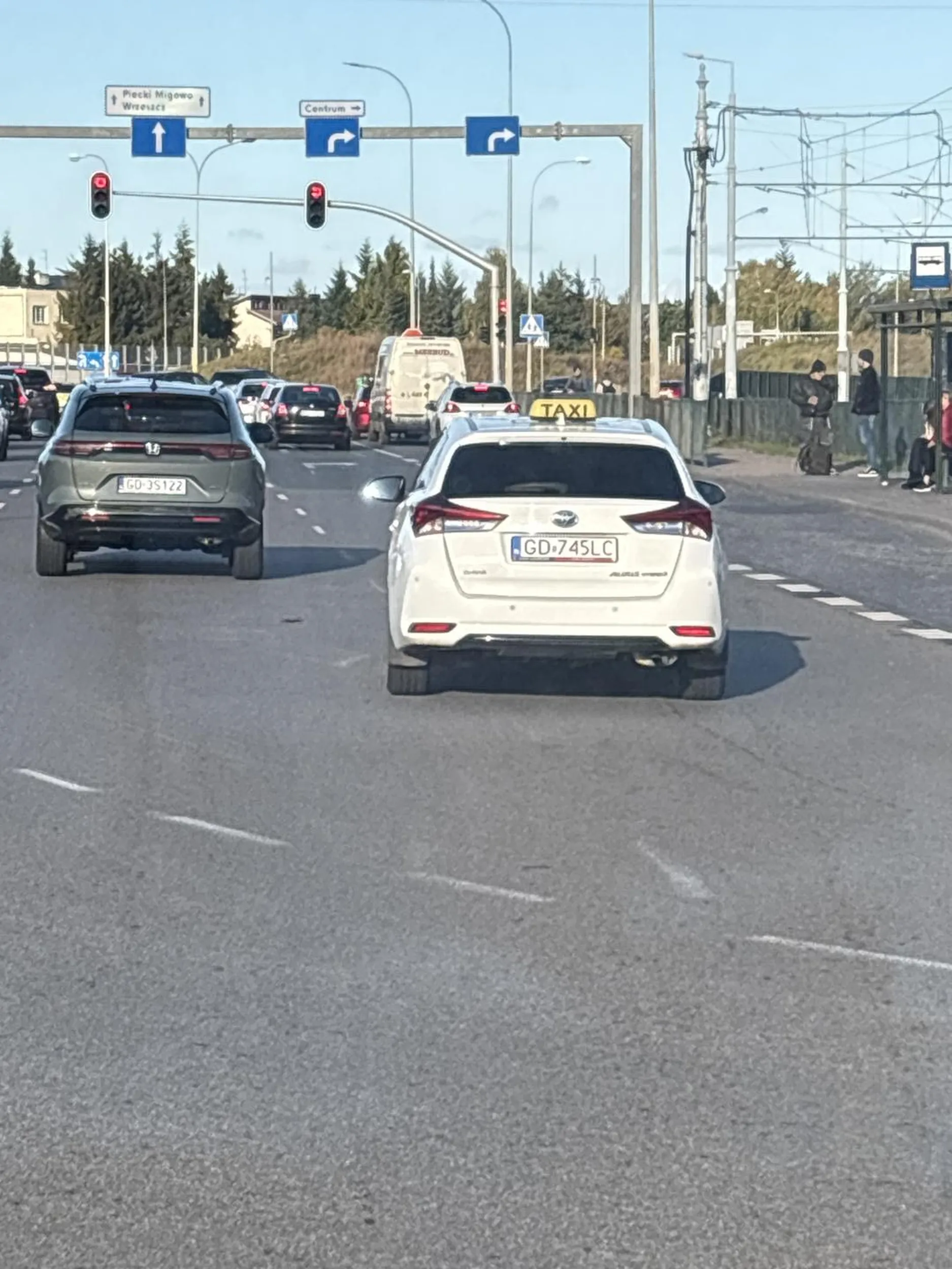 Taksówka wyprzedza pod prąd 15 aut i na końcu wjeżdża na krzyżówce na czerwonym. Gościu zastanów się jakie zagrożenie stwarzasz