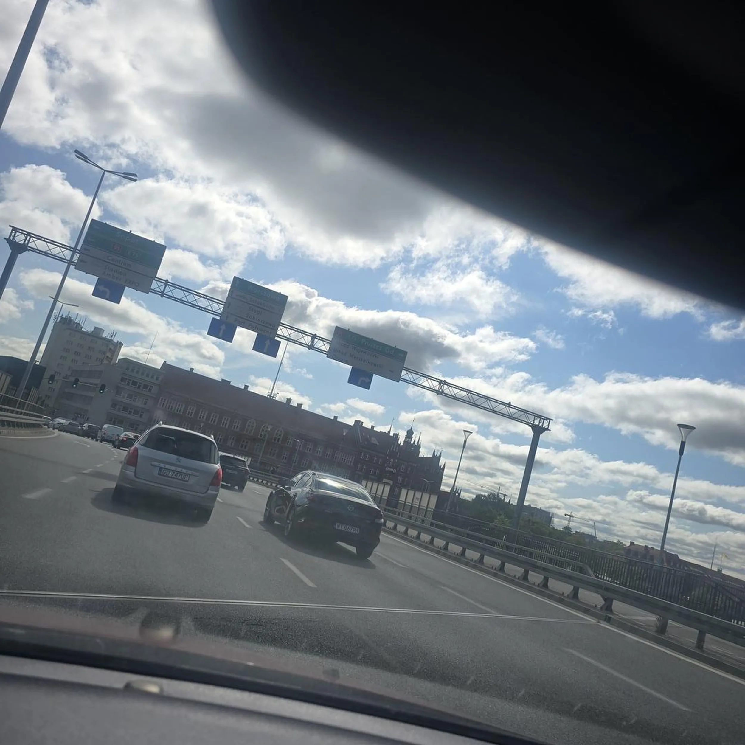 Cham i cwaniak wymuszający zmiane pasa ruchu.