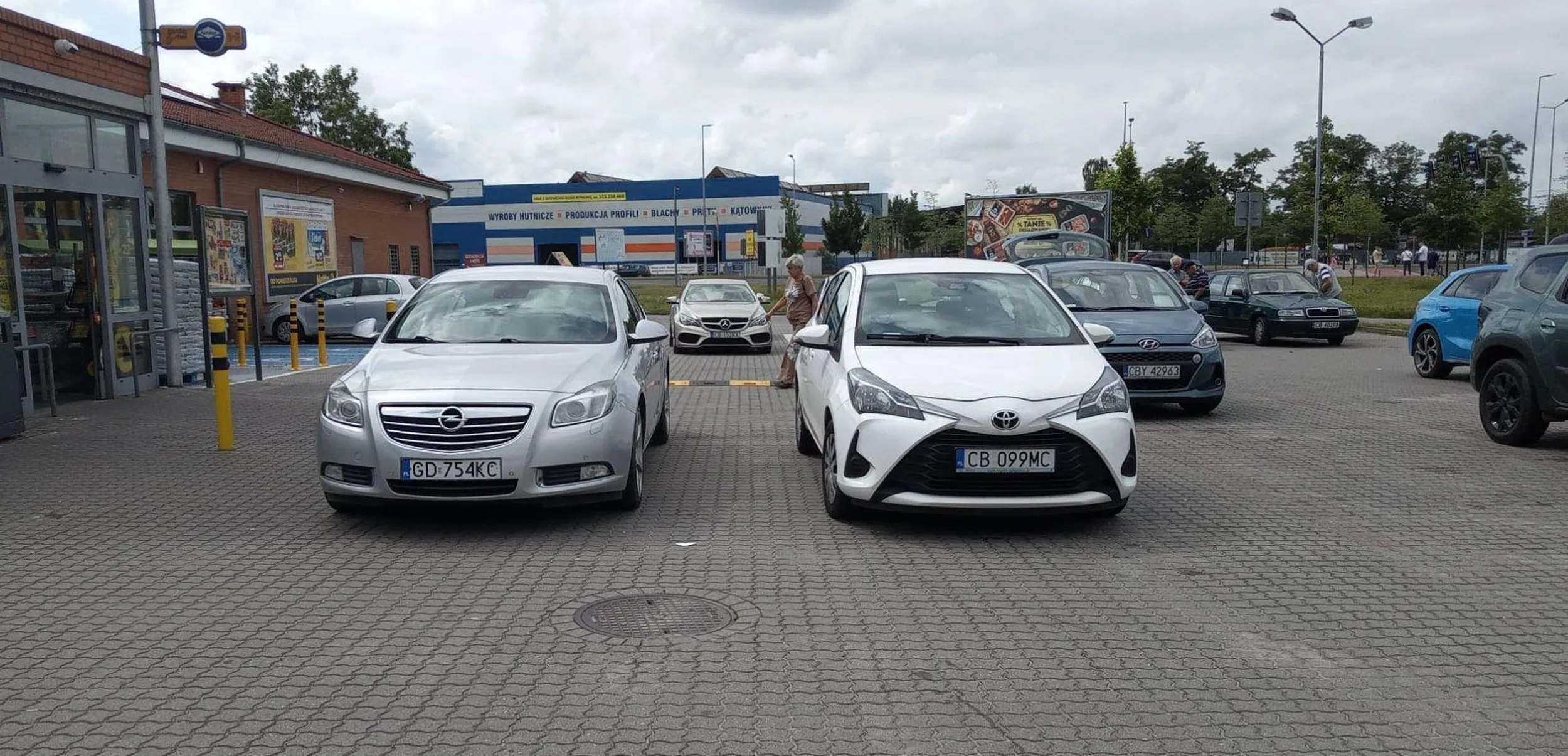 na środku drogi tam gdzie nie są wyznaczone miejsca parkingowe, że przejechać nie można