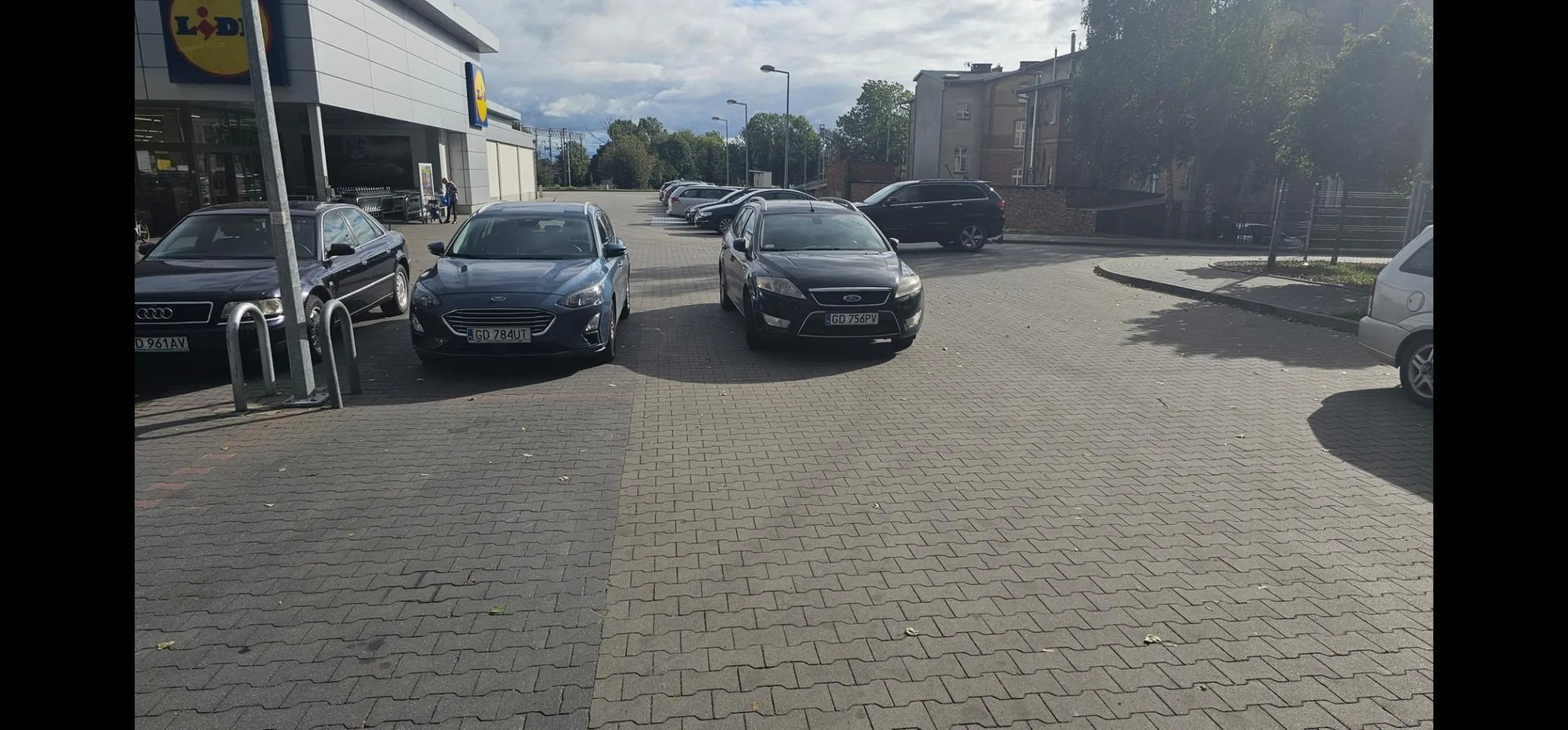 Kiedy zobaczyłem w Lidlu promocję 4+4 na piwa, podnieciłem się niczym 16latek w Victoria Secret. Porzuciłem swoje auto i pobiegłem w trzy pędy kupić ulubionego Harnolda. Mam nadzieję że wybaczycie mi gdzie zaparkowałem