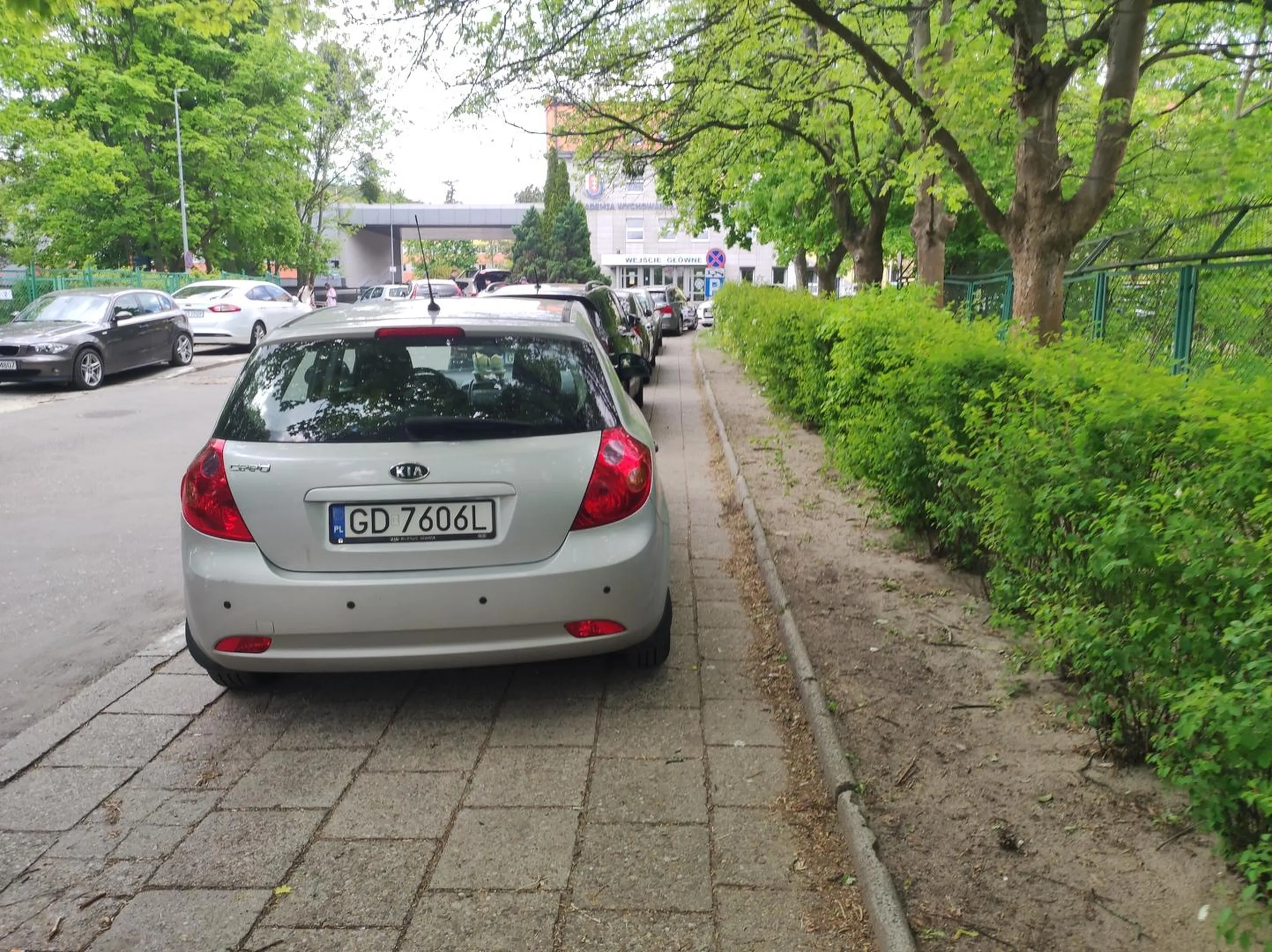Zablokowany chodnik, brak 1,5 metra dla pieszych ale ważne że zaparkowane, po co myśleć o innych ??