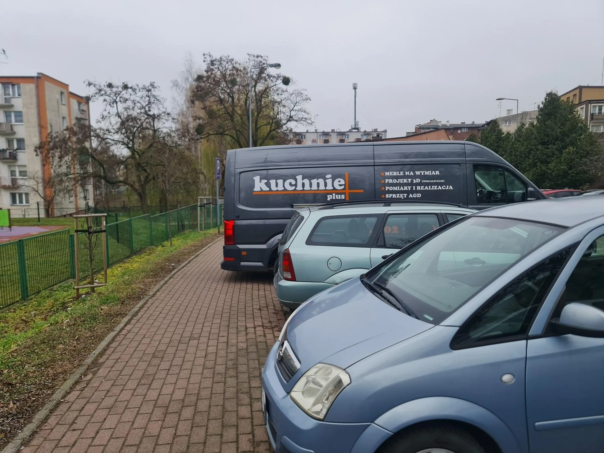 Nie polecam, kierowca dostawczaka tej firmy parkuje na parkingu tylko dla osobówek, jeszcze w taki sposób że ciężko przejść chodnikiem (a co dopiero kobieta z wózkiem, czy niepełnosprawny na wózku). Całkowity brak empatii, liczy się tylko kasa dla firmy.