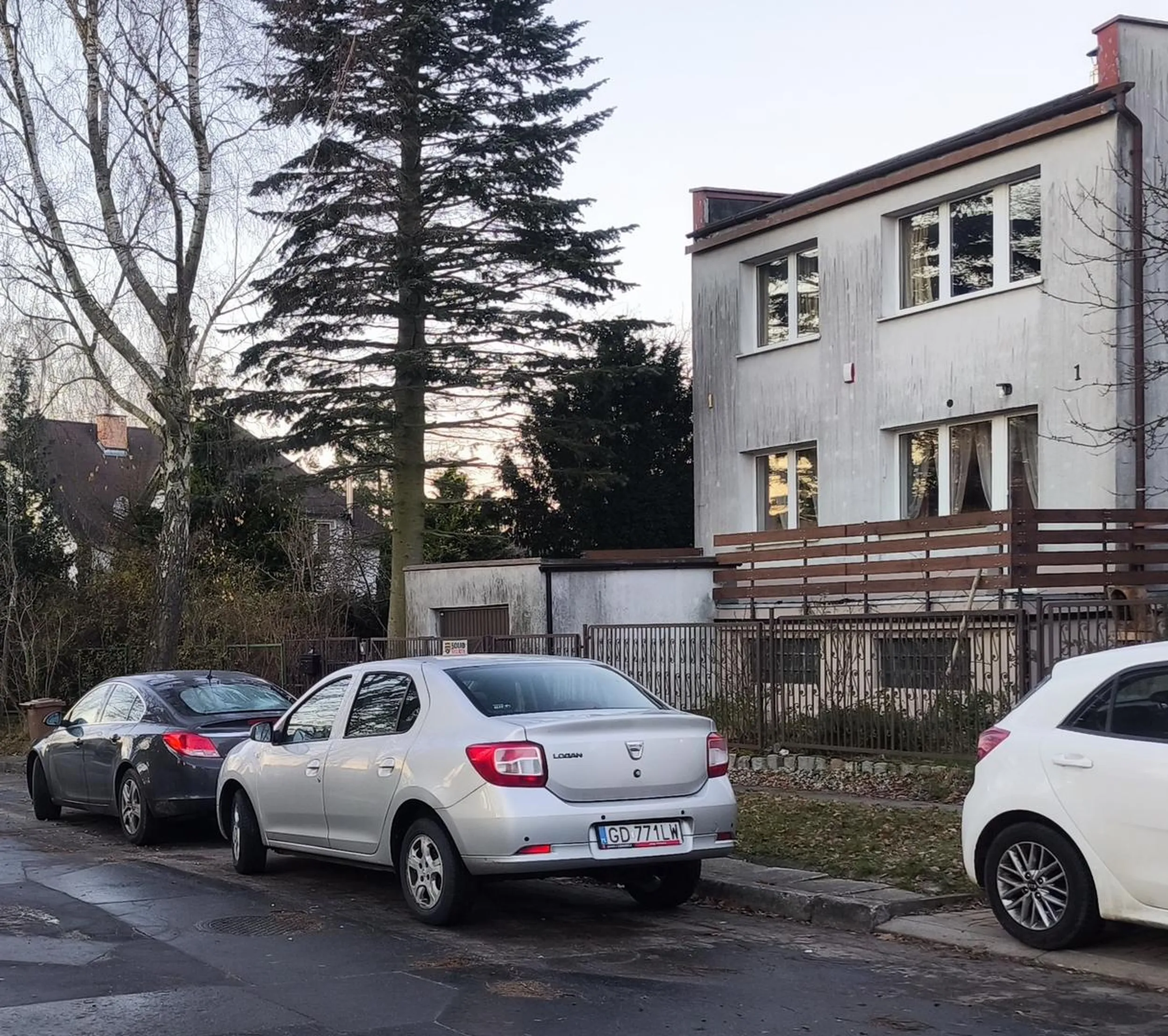 Kierowczyni uważa że parkowanie na drodze publicznej pod domem jest dozwolone tylko dla niej, bo ona zawsze tu parkuje. Jeśli ktoś postawi tam pojazd to blokuje swoim pojazdem i wścieka się że kto inny zabrał to miejsce. Wymyśla własne prawo.