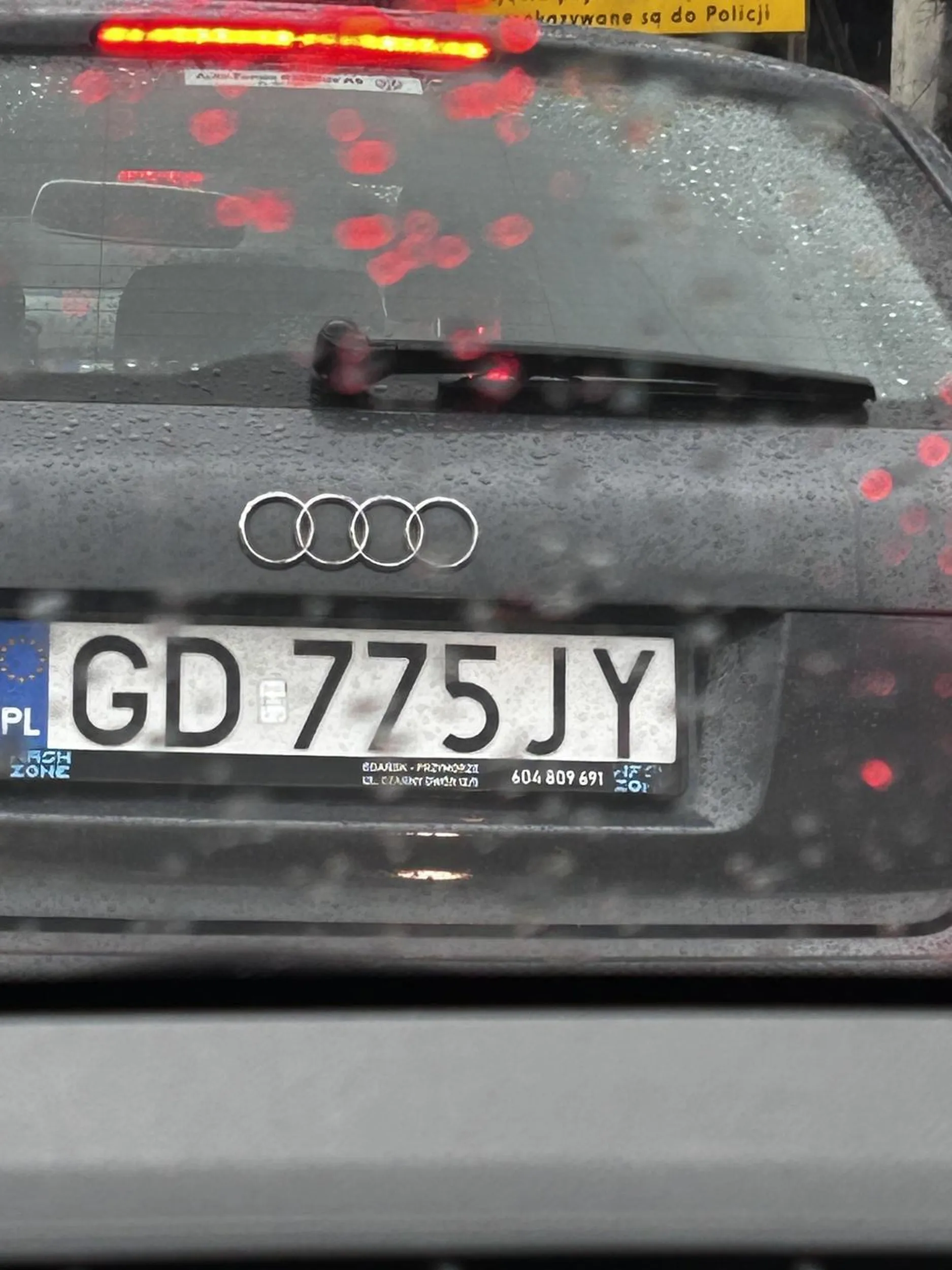 chory prostak wpychający się na pas na chama. Kiedyś ktoś się nie zatrzyma i będziesz miał stłuczkę