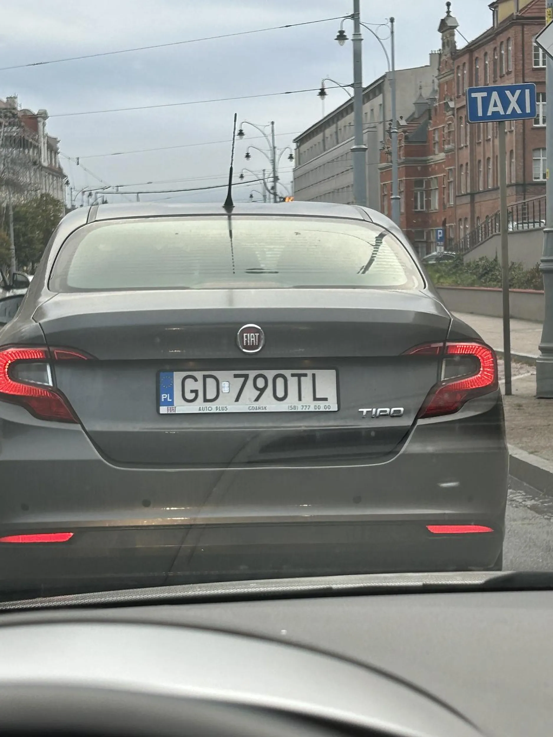 Zjeb się pcha na siłe ledwo miejsca jest jeszcze nie podziękuję