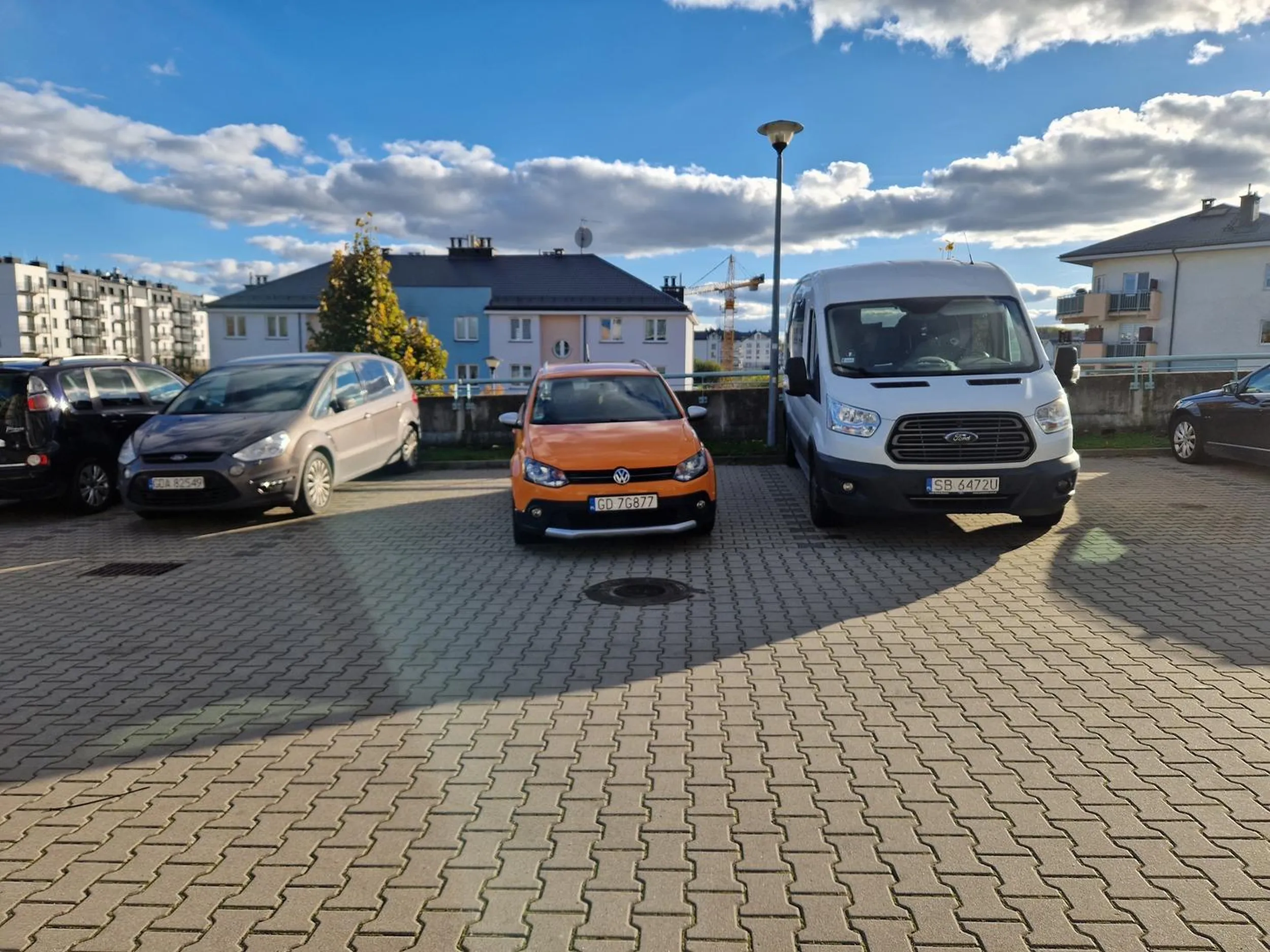 „Pomarańczowy Volkswagen postanowił dziś być kimś wyjątkowym — zamiast wybrać jedno miejsce, zajął dwa! Bo przecież jak się świeci jak słońce, to trzeba mieć trochę przestrzeni na blask.” ??