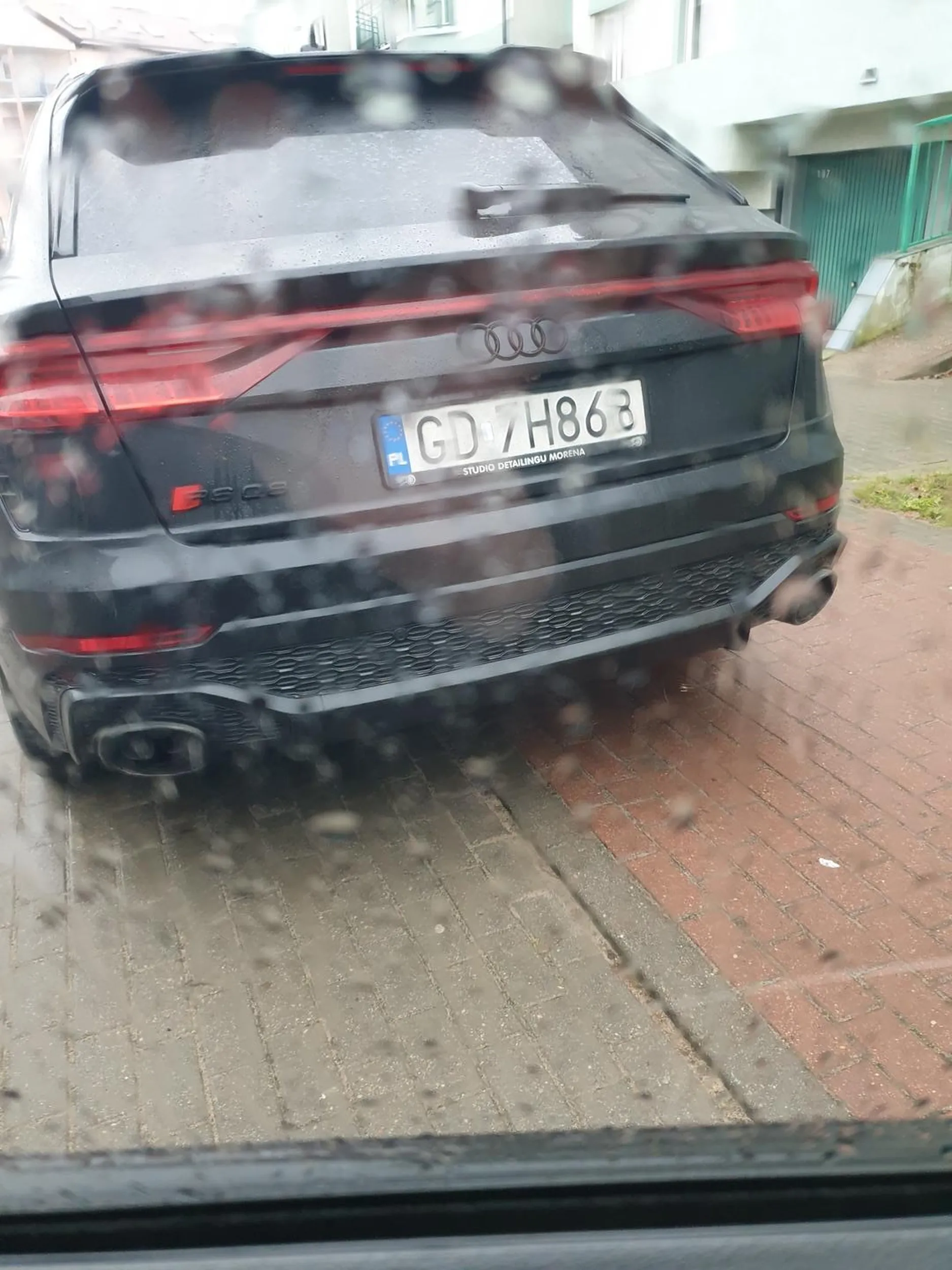 Nie parkuj na wjeździe do garażu