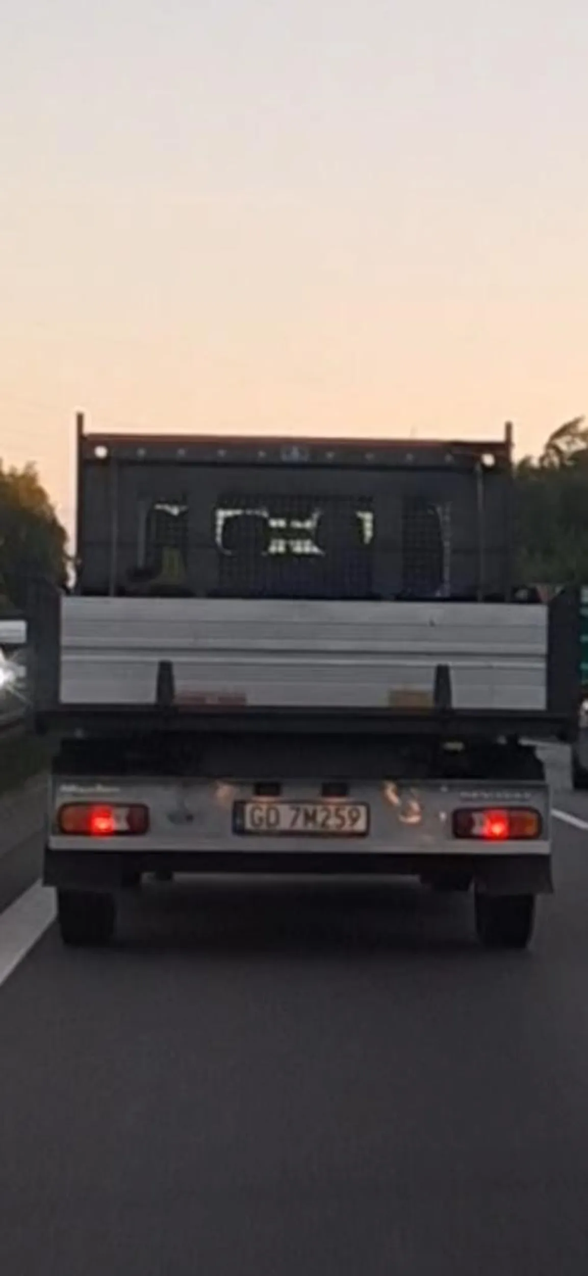 Szalony budowlaniec nagle wjechał na lewy na obwodnicy zmusił wszystkich kierowców na lewym pasie do gwałtownego hamowania na szczęście każdy zdążył wyhamowac