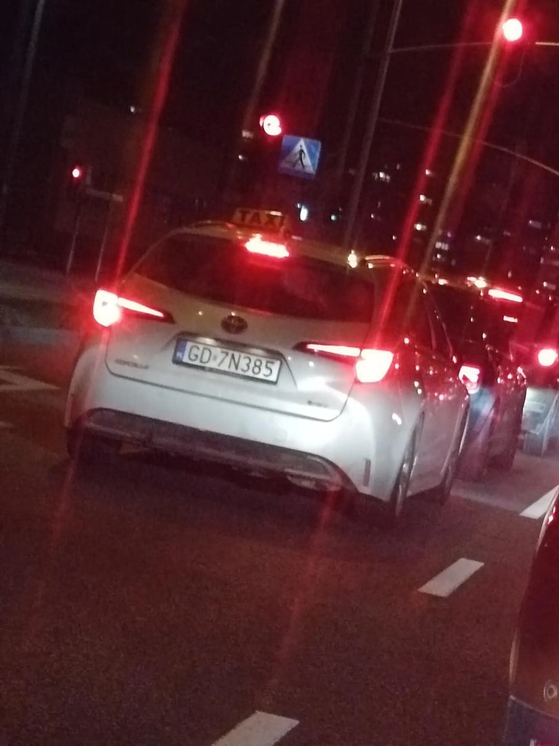 Sytuacja z przed chwili. Zjeżdżałem z al. Rzeczypospolitej w al. Jana Pawła i zatrzymałem się żeby przepuścić samochód jadący z pierwszeństwem, w momencie kiedy zacząłem zwalniać kierowca Taxi jadącego za mną (GD 7N385) zaczął na mnie trąbić, po wjechaniu w al. Jana Pawła otworzył szybę i zaczął do mnie krzyczeć: "Gdzie tam masz k**wa stop?!" Dziadek, stopu nie miałem ale miałem się władować przed samochód jadący z pierwszeństwem? Ty normalny jesteś? Jeszcze miałeś pasażerów i krzyczałeś do mnie nachylając się nad pasażerka. Ty powinieneś stracić uprawnienia kierowania jeśli jesteś taki agresywny i iść do psychiatry