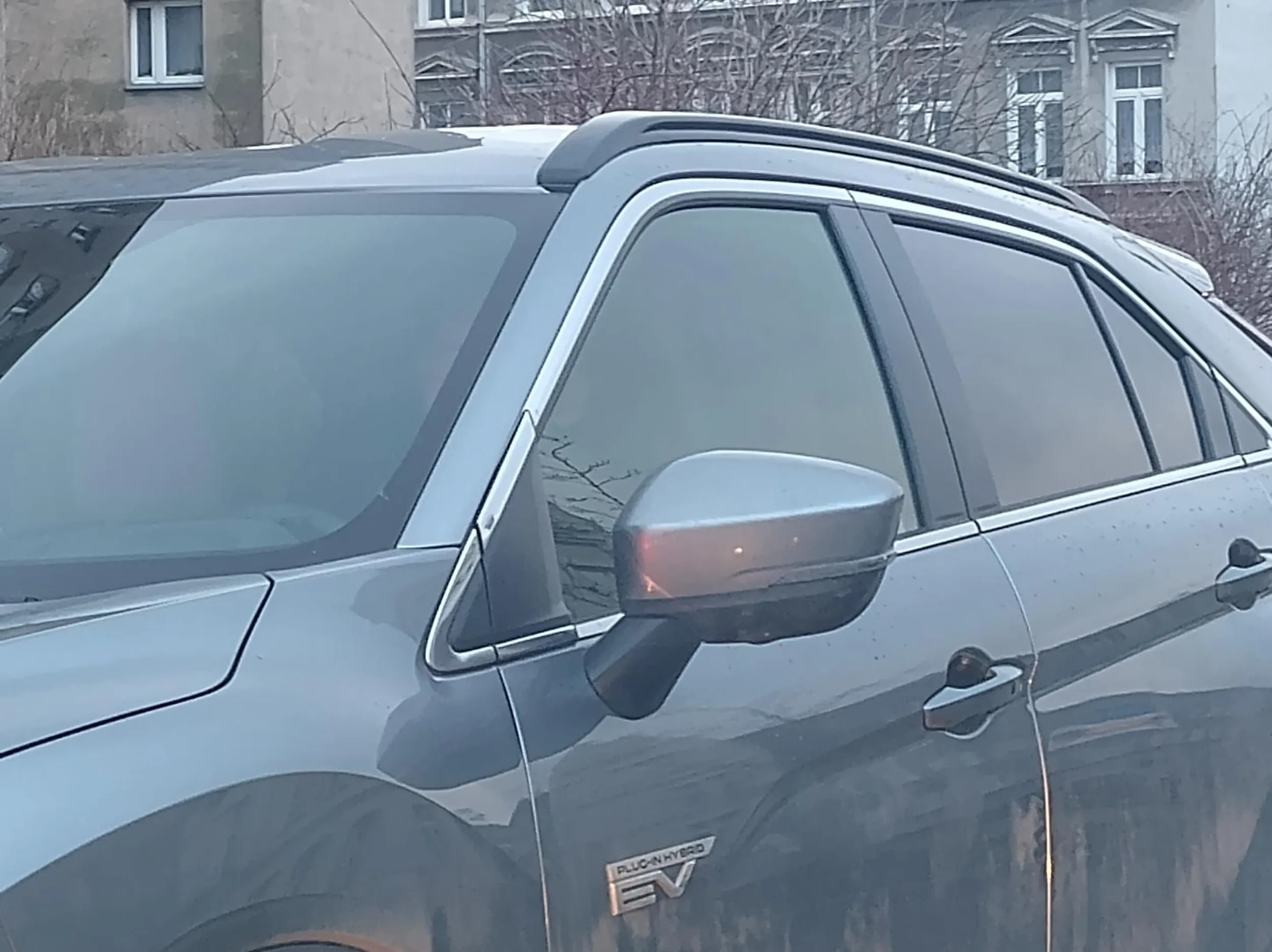 Kierowca intencjonalnie zablokował skrzyżowanie, a po zwróceniu uwagi podjechał jeszcze bardziej je blokując. Gratulacje