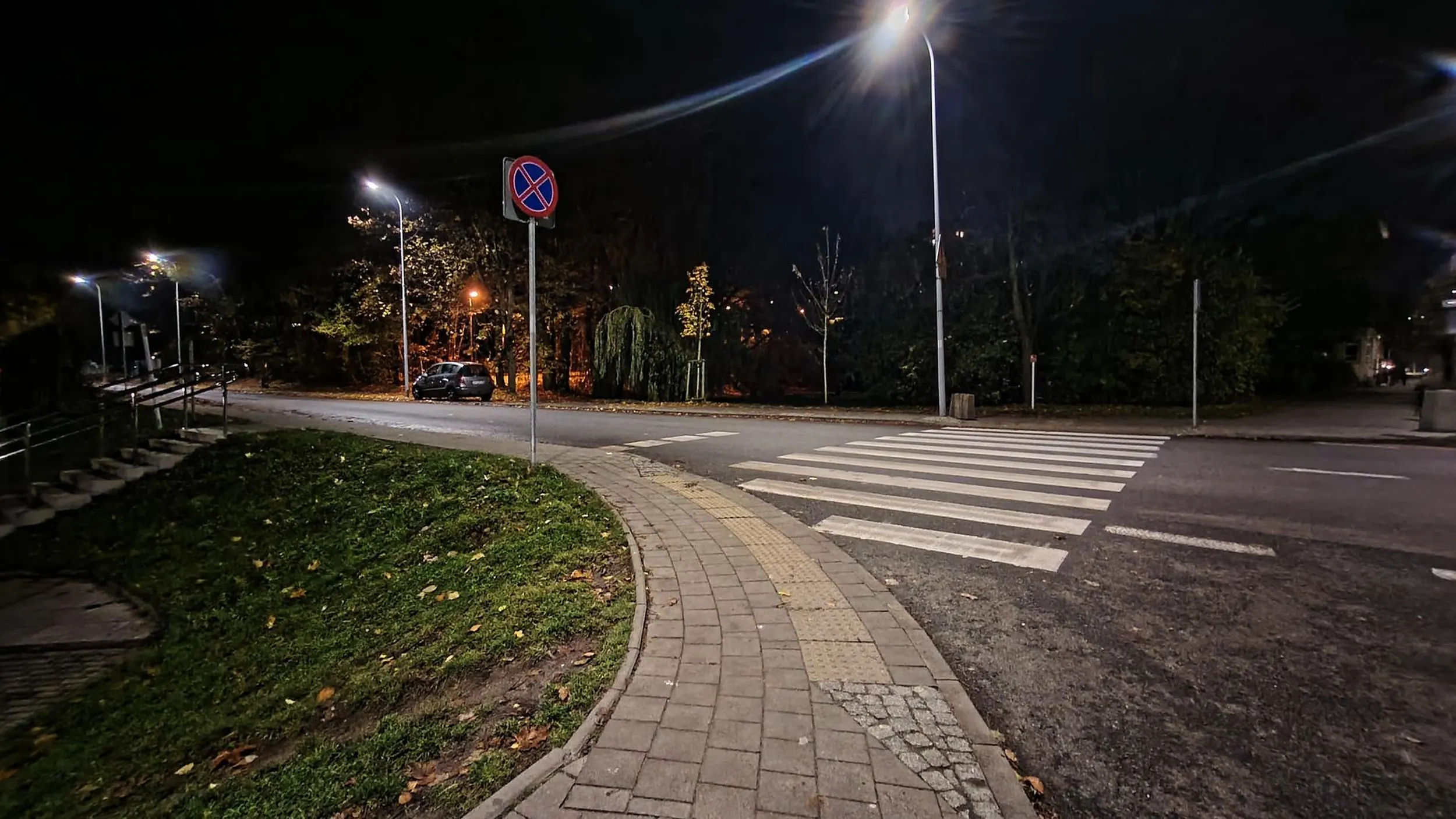 Ignorant w białym Volvo xc90 nawet nie zwolnił jak wszedłem na przejście dla pieszych widoczne na zdjęciu. Życzę Panu więcej wyobraźni