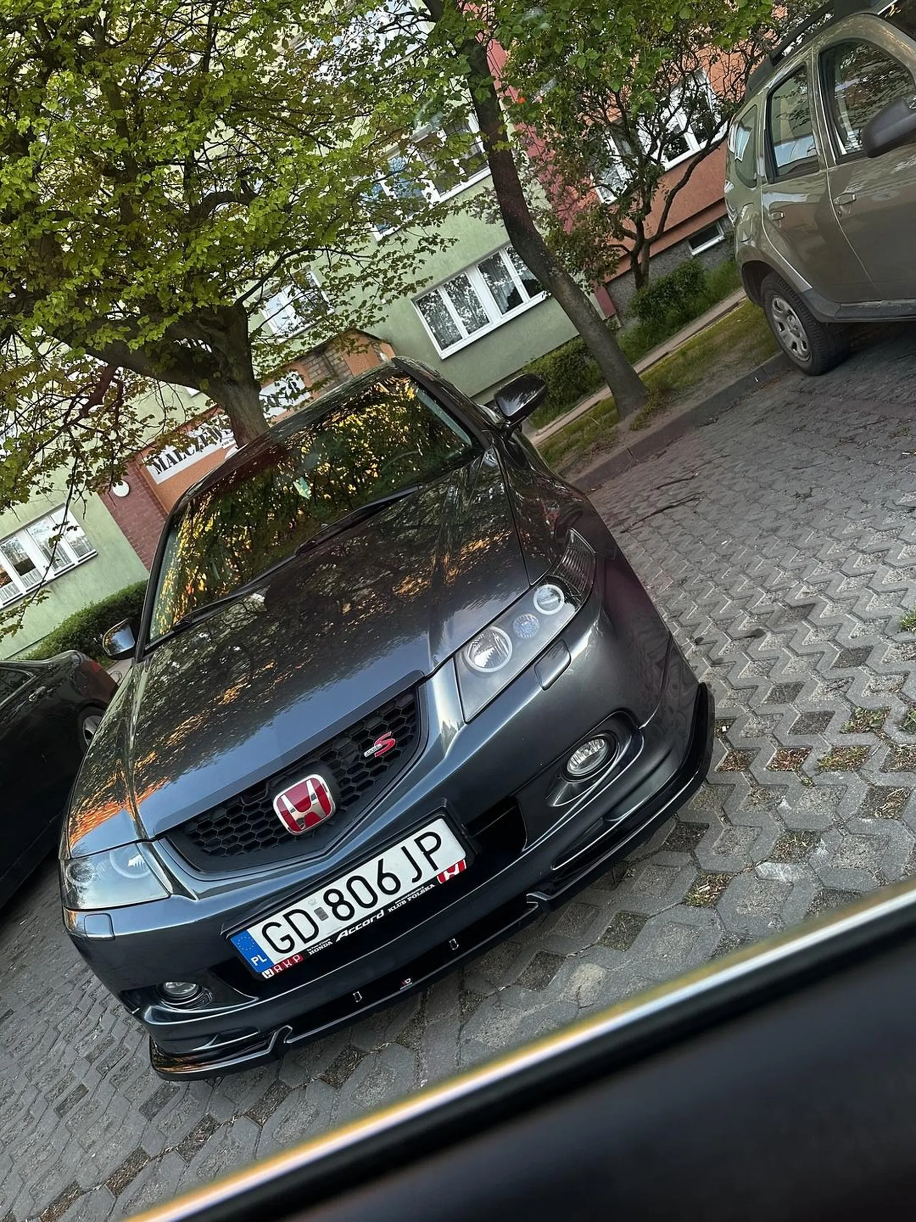 Auto fajne ale co z tego jak za kierownicą siedzi człowiek który parkować nie potrafi. Staje na dwóch miejscach na osiedlu gdzie każde miejsce parkingowe jest na wagę złota.