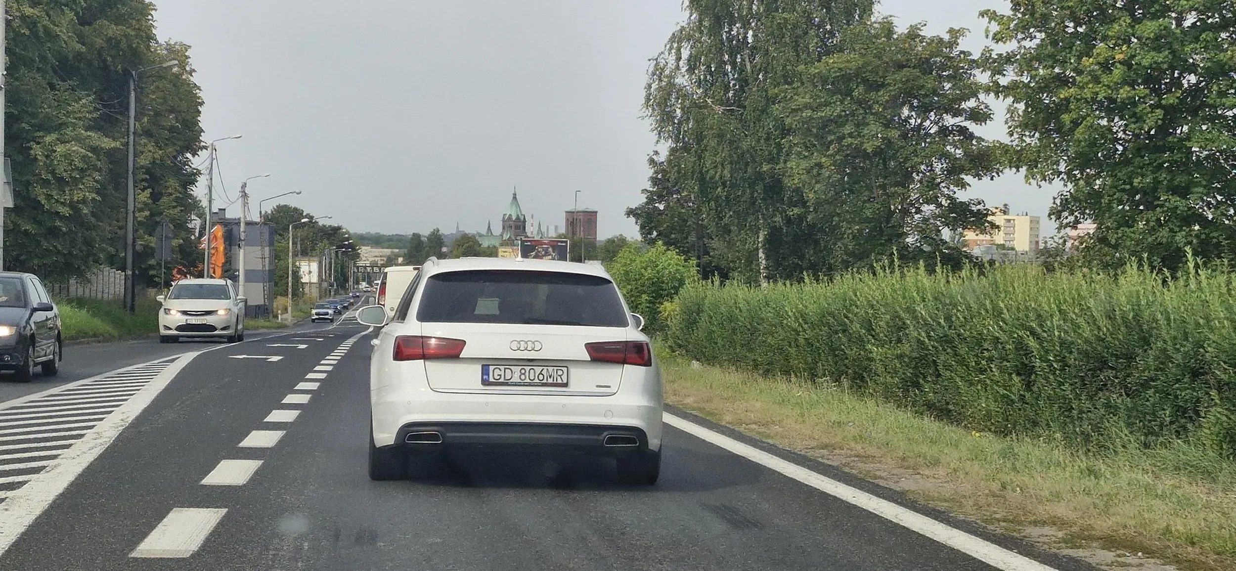 Gość wymusza pierwszeństwo. Dodatkowo zajeżdża drogę. Jeździ niebezpiecznie. Gej jakiś bo ma kałdi.