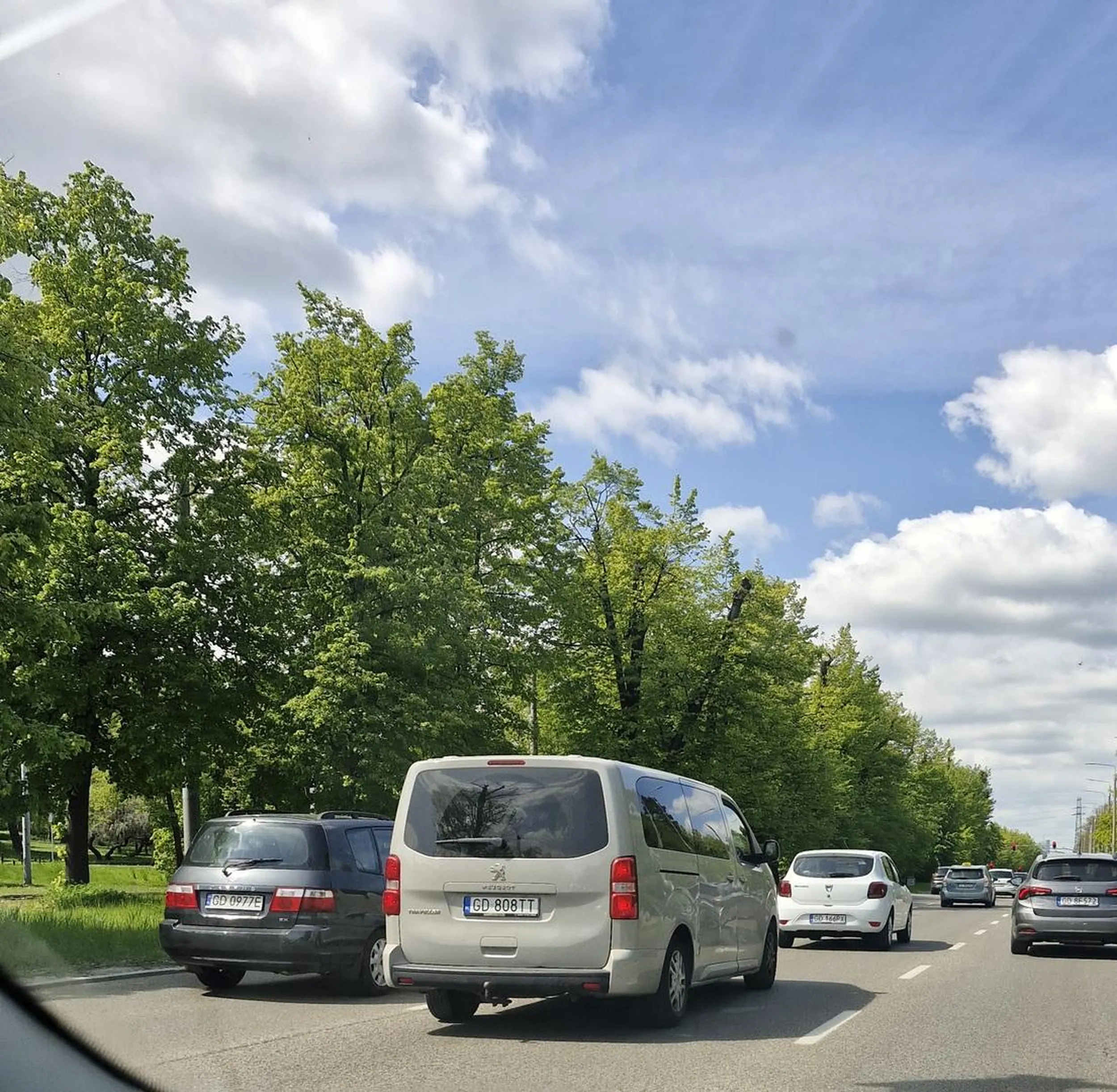 Gościu w Peugocie jest jakiś niezrównoważony psychicznie. Kierowca w czarnym samochodzie fakt, wcisnął się na chama, ale reakcja jest niepokojąca. Kierowca Peugeota zaczął trąbić, następnie zmienił pas, próbował zepchnąć czarne auto na krawężnik, na światłach otworzył okno, zaczął krzyczeć, wymachiwać rękoma, równocześnie podjeżdżając poprzedzającemu samochodowi pod zderzak a kilka skrzyżowań dalej zaczął wyprzedzać samochody slalomem stwarzając realne zagrożenie.