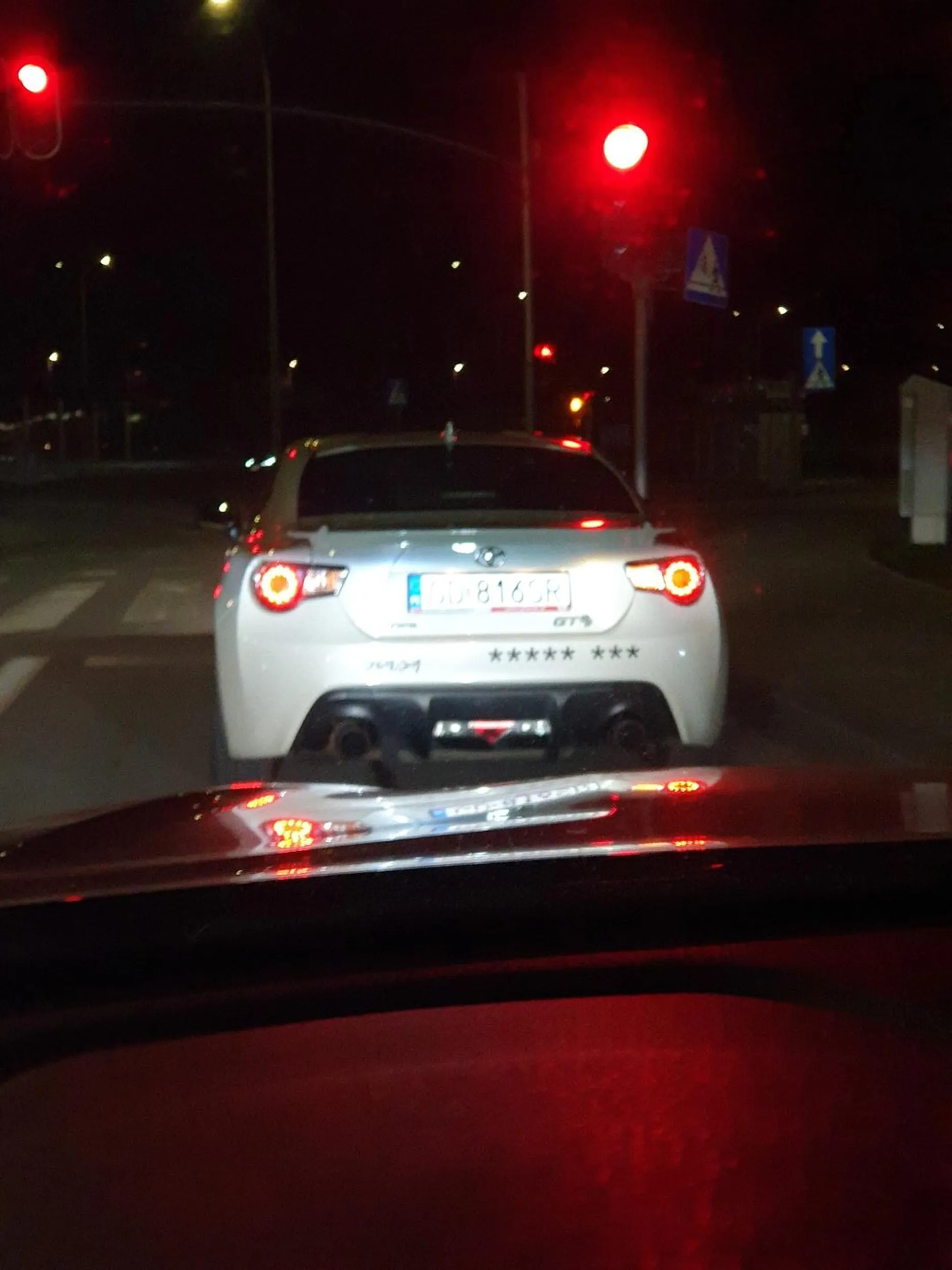 Ameby oklejają auta sloganami politycznymi.