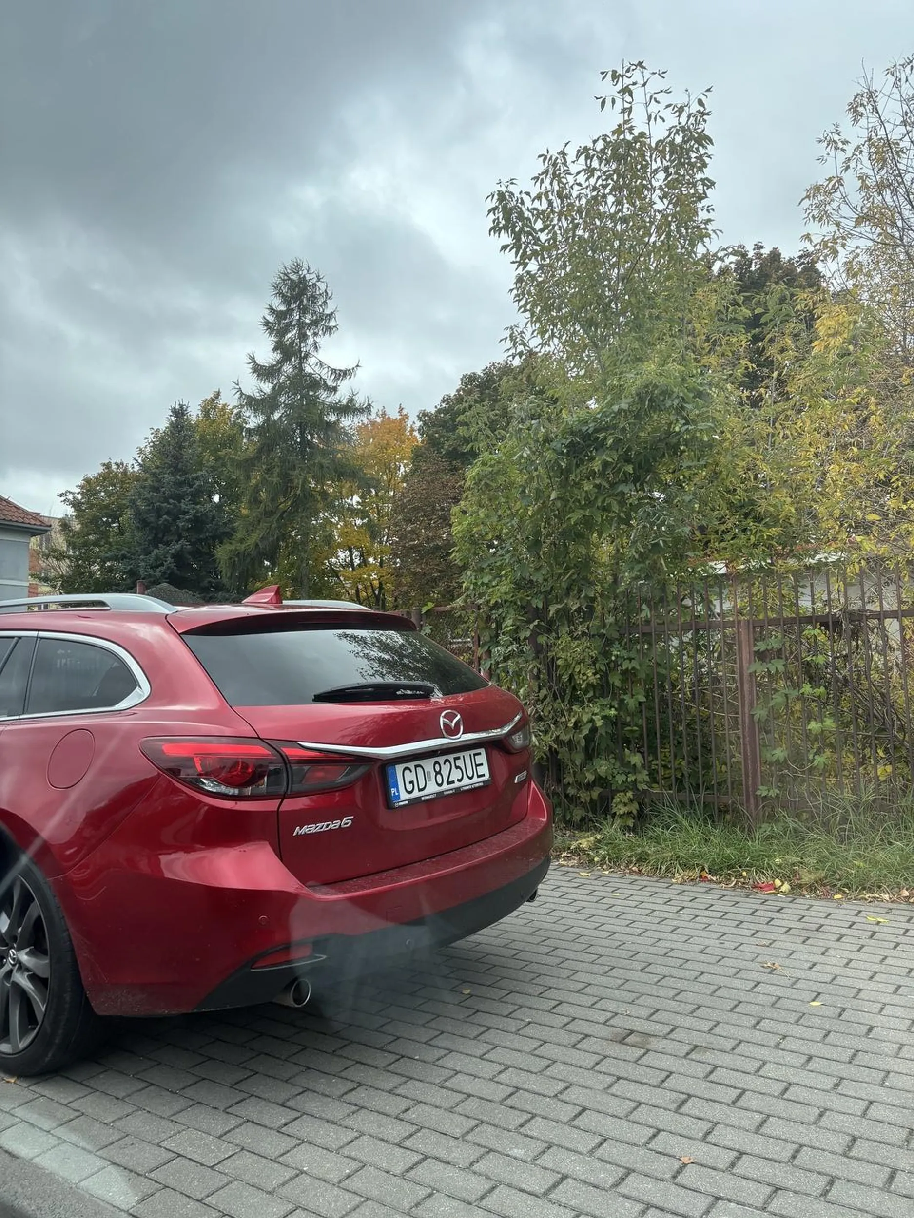 Dla pewnej osoby chodnik jest do parkowania samochodu …