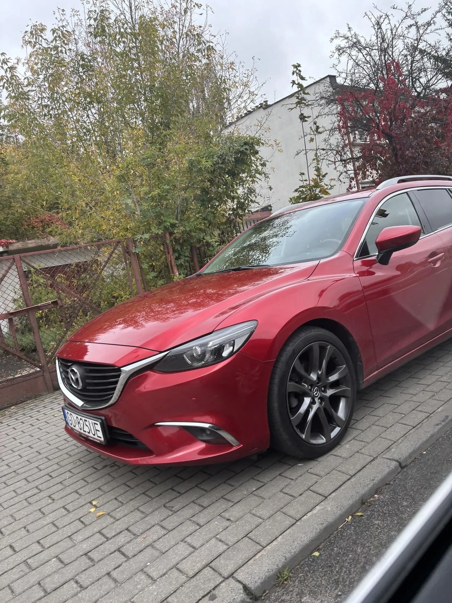 Dla pewnej osoby chodnik jest do parkowania samochodu …