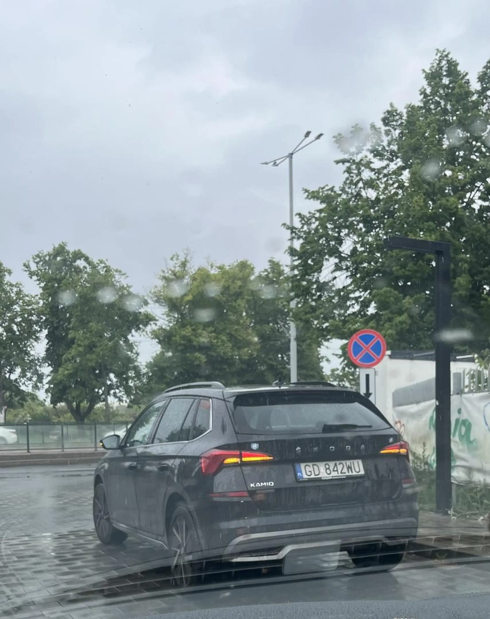 Leniwa pani zatrzymuje się na środku drogi, bo musi odebrać paczkę z paczkomatu. Po zwróceniu uwagi przez jednego z kierowców auta, stojącego w korku za tą panią - zero relacji. Światła awaryjne nie uprawniają do parkowania gdziekolwiek. Kilka metrów obok jest stacja benzynowa, gdzie można zaparkować zgodnie z przepisami.