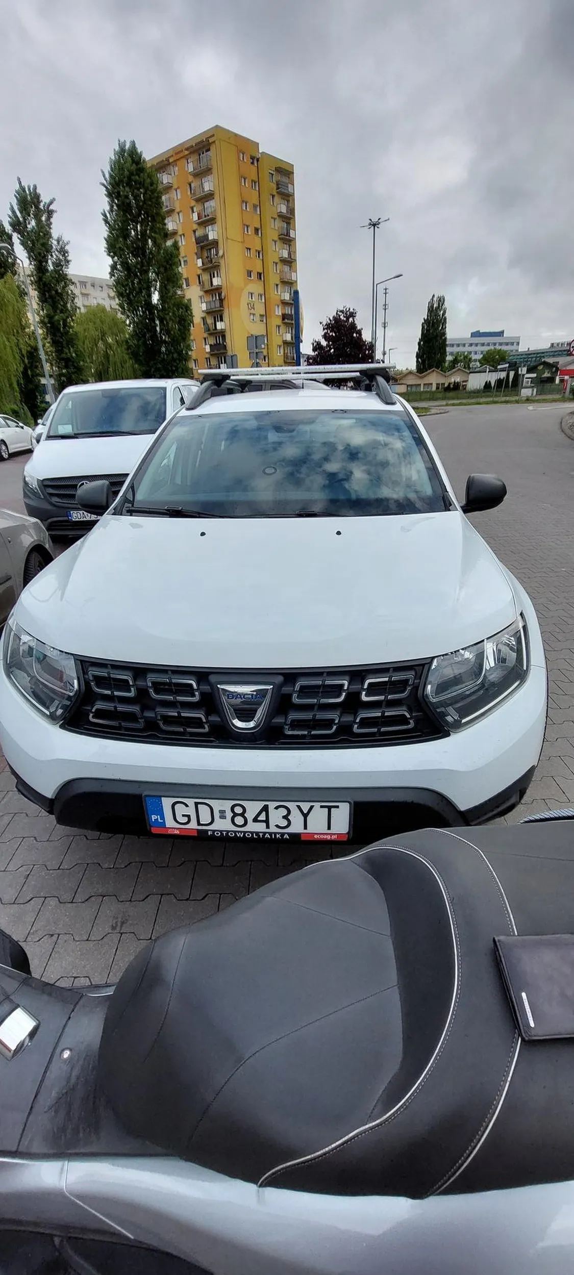 W momencie mojego ruszania na zielonym wyjechał na czerwonym świetle z prawej strony.Parkuje jak mu pasuje na środku przy sklepie nie przeznaczonym do tego.Burak,cham i prostak.Pozdrawiam środkowym palcem.