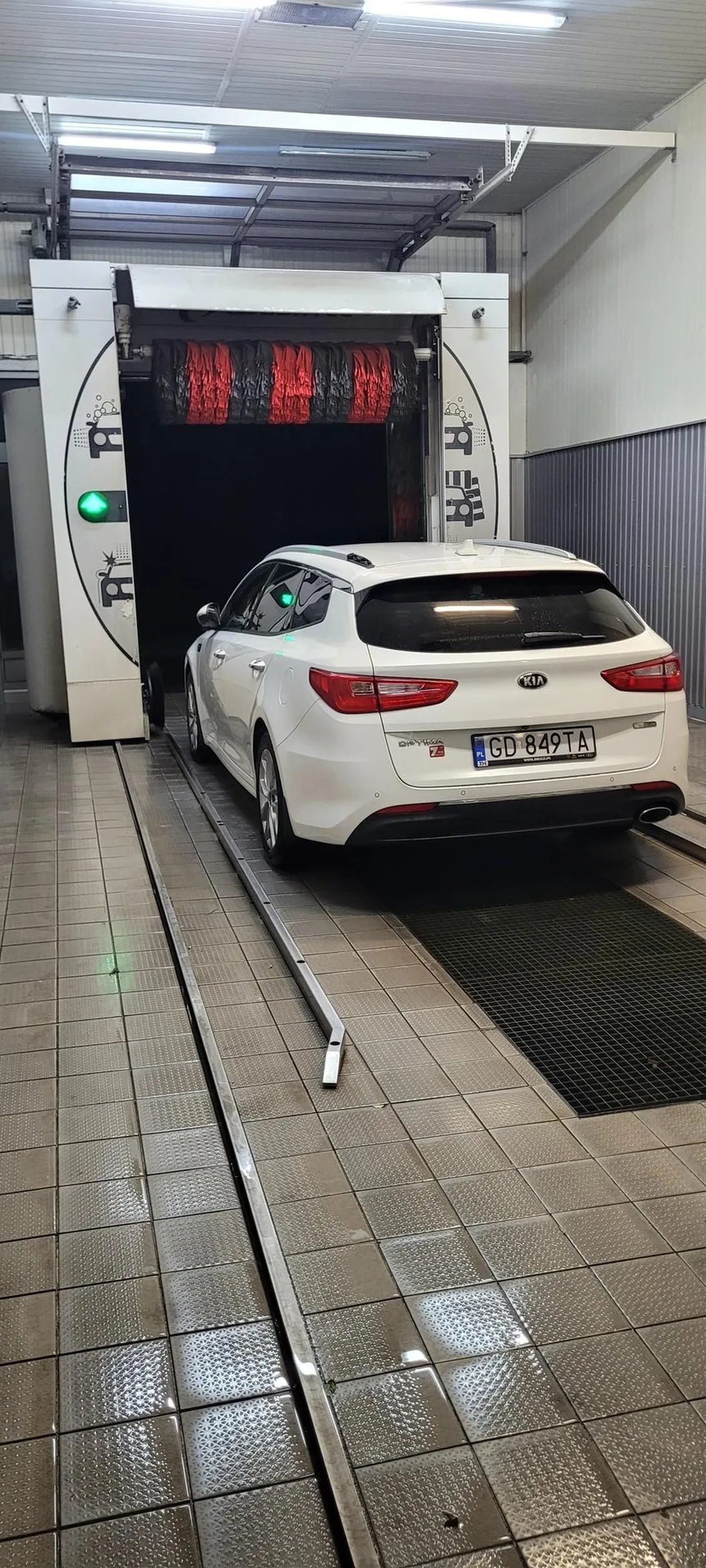 Zaparkował na myjni automatycznej. Kolejka samochodów, a właściciela brak.