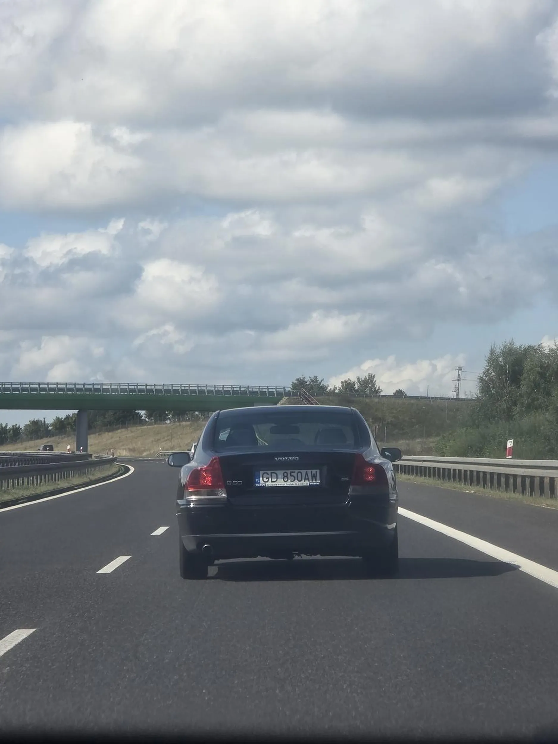 Tępa baba na autostradzie kiedy wybijaliśmy wepchała nam sie przed maskę. Dobrze że udało nam sie wychamować a wiemy jaka jest prędkość podczas wyprzedzania. :)