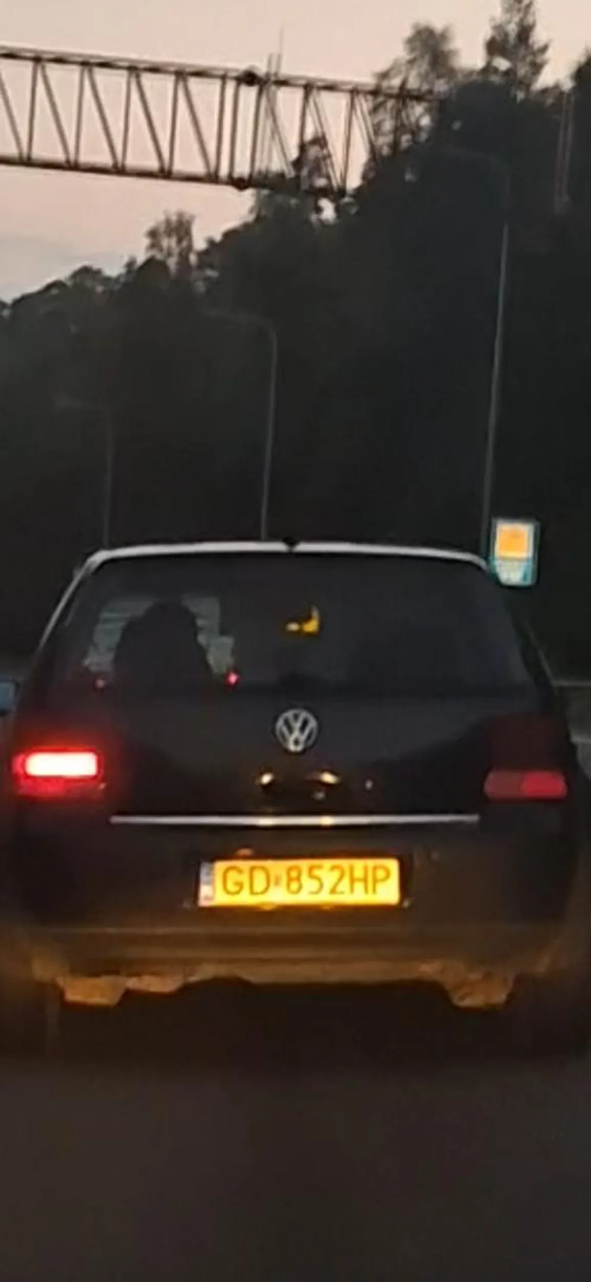 Jedzie taka vipa lewym pasem na obwodnicy i nie zjedzie