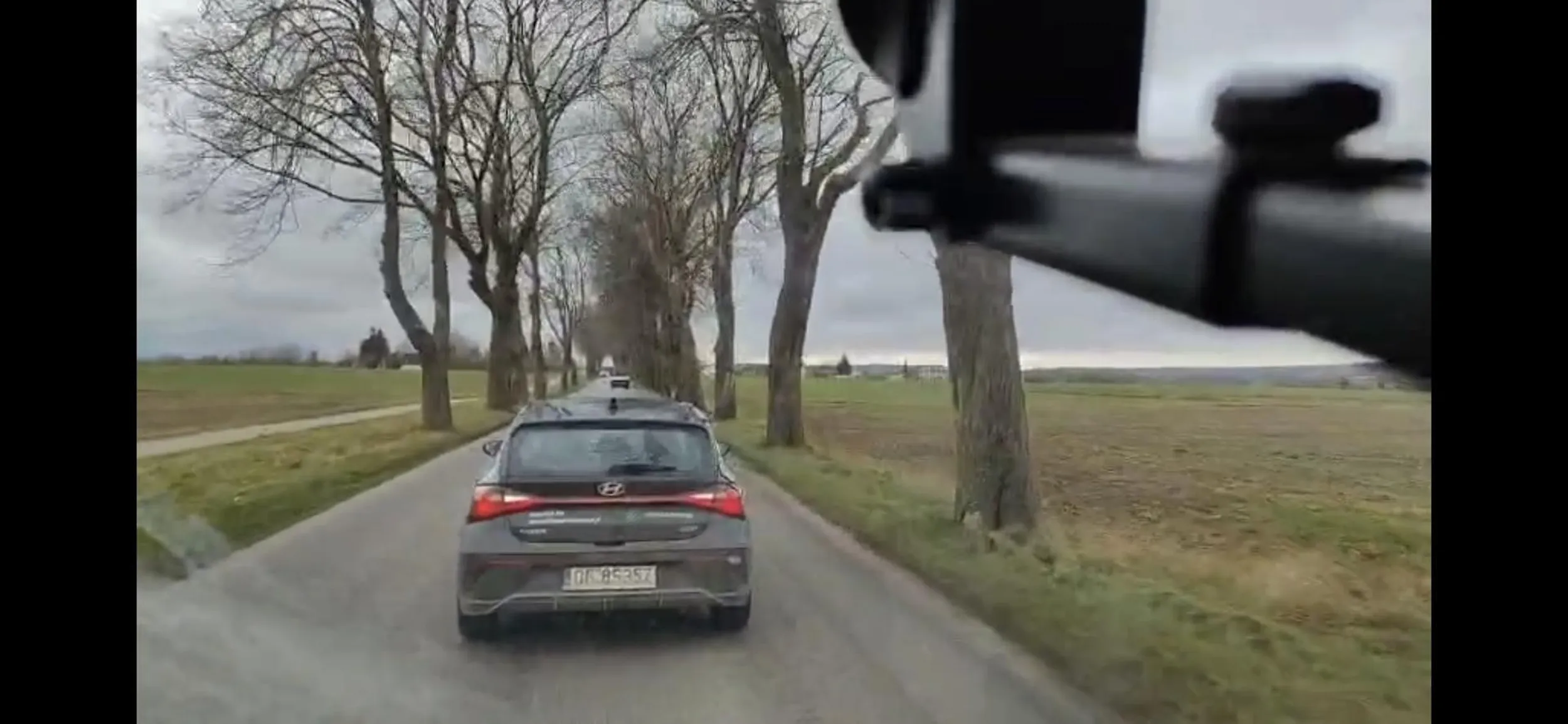 Spowalnia ruch, blokuje możliwość manewru wyprzedzania poprzez zjeżdżalnie na zmiana na środkowy pas do jazdy na przeciw i znów na swój . WARIAT