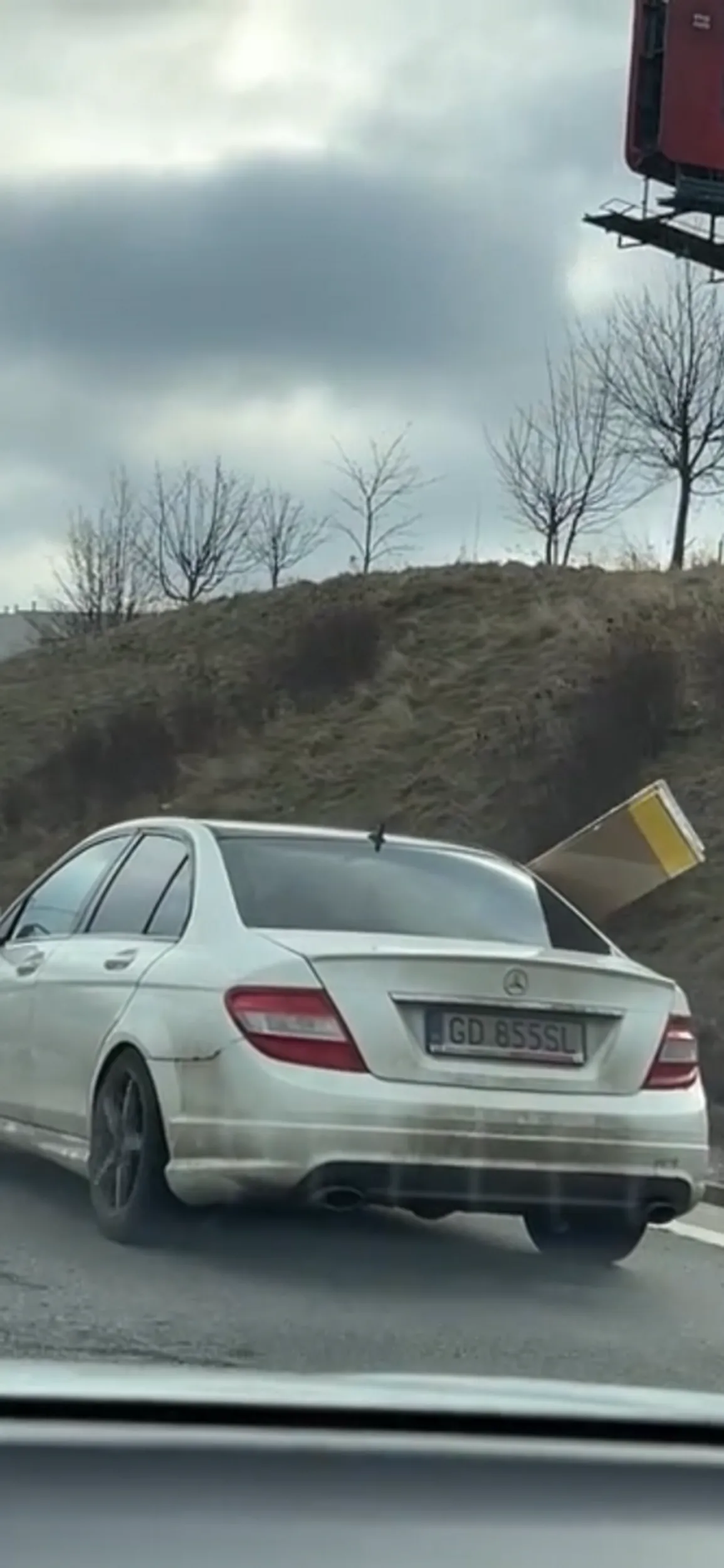 Prawdopodobnie chory psychicznie człowiek któremu należy zabrać prawo jazdy, dziadek nie trzyma emocji. Dziad jeździ w kółko i na wszystkich trąbi, w dodatku stwarza zagrożenie w ruchu. Panie siwy zapraszam na oddział już czas rozpocząć leczenie