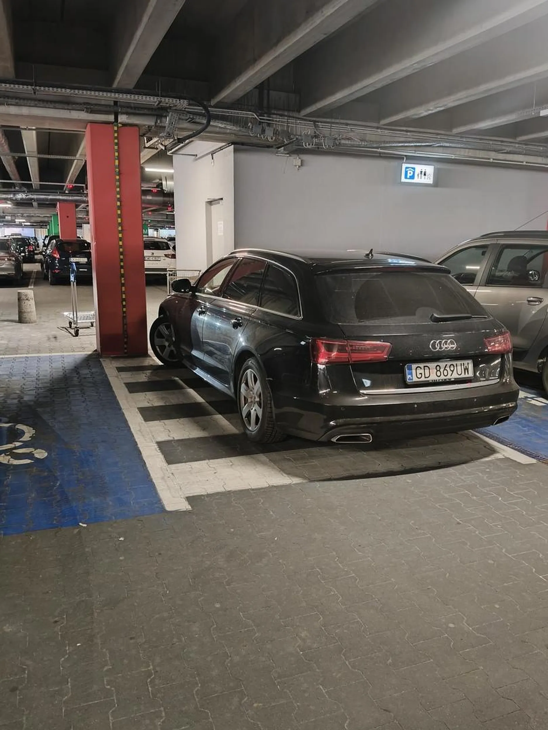 3/4 parkingu wolne, a ten na przejściu dla pieszych... IKEA