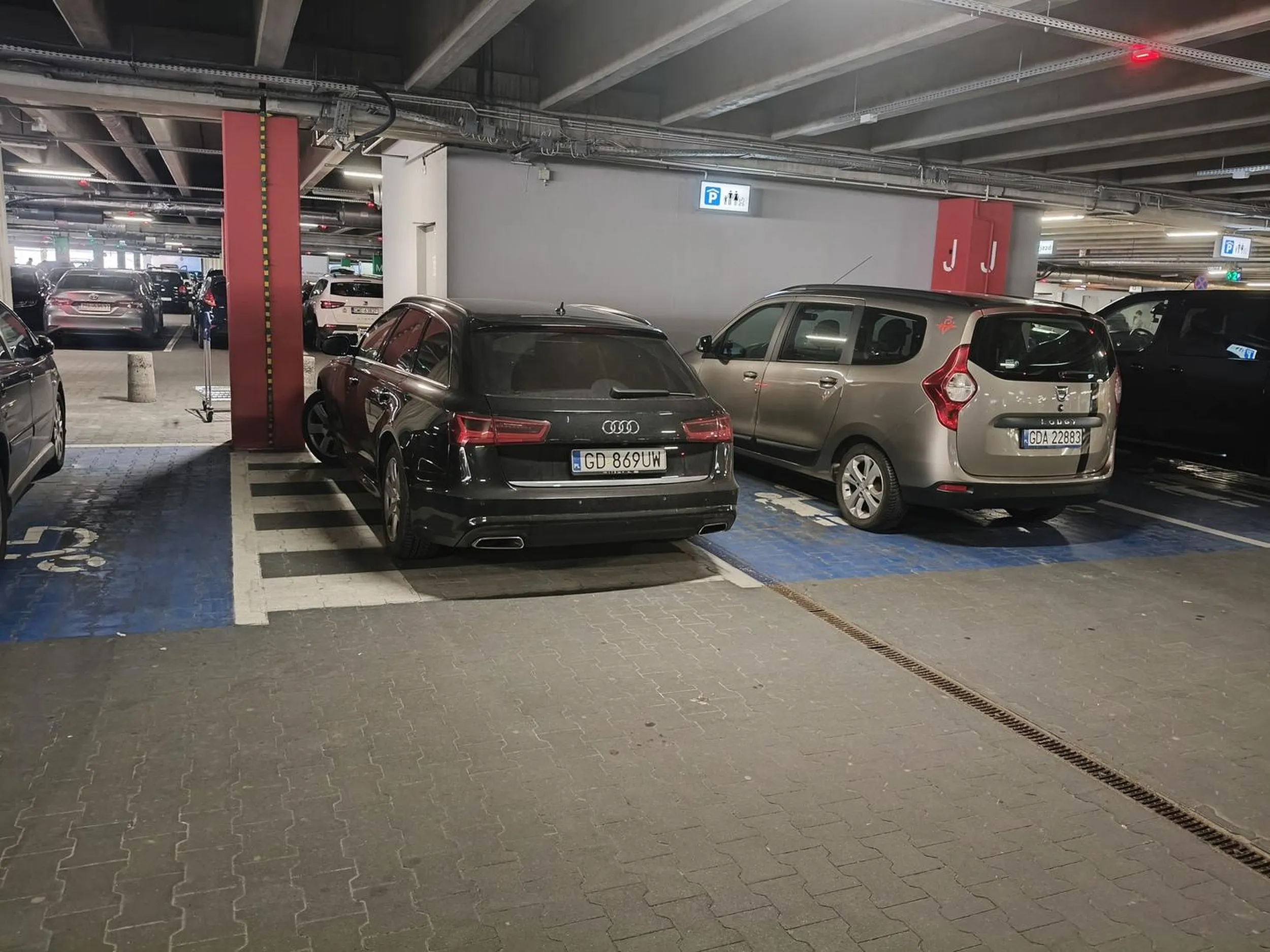 3/4 parkingu wolne, a ten na przejściu dla pieszych... IKEA
