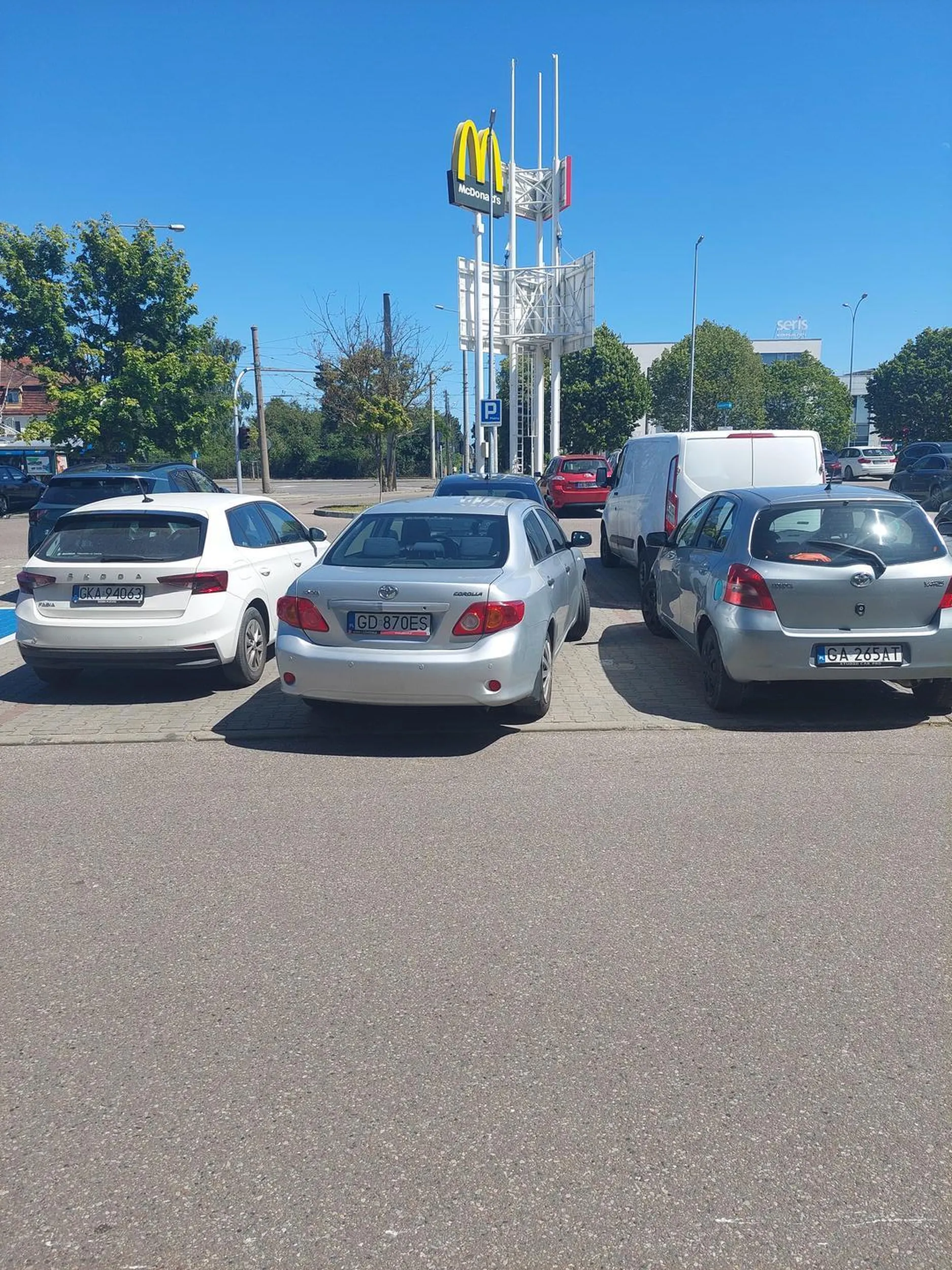 Koleś stanął tak że nie zmieścił się w dwóch płaszczyznach. Jak zwróciłem mu uwagę czy naprawdę planuję tak to zostawić to zadowolony z siebie poszedł coś tam jeszcze pyskując. Mam nadzieję że nie ma komu zostawić swojego "dziedzictwa".