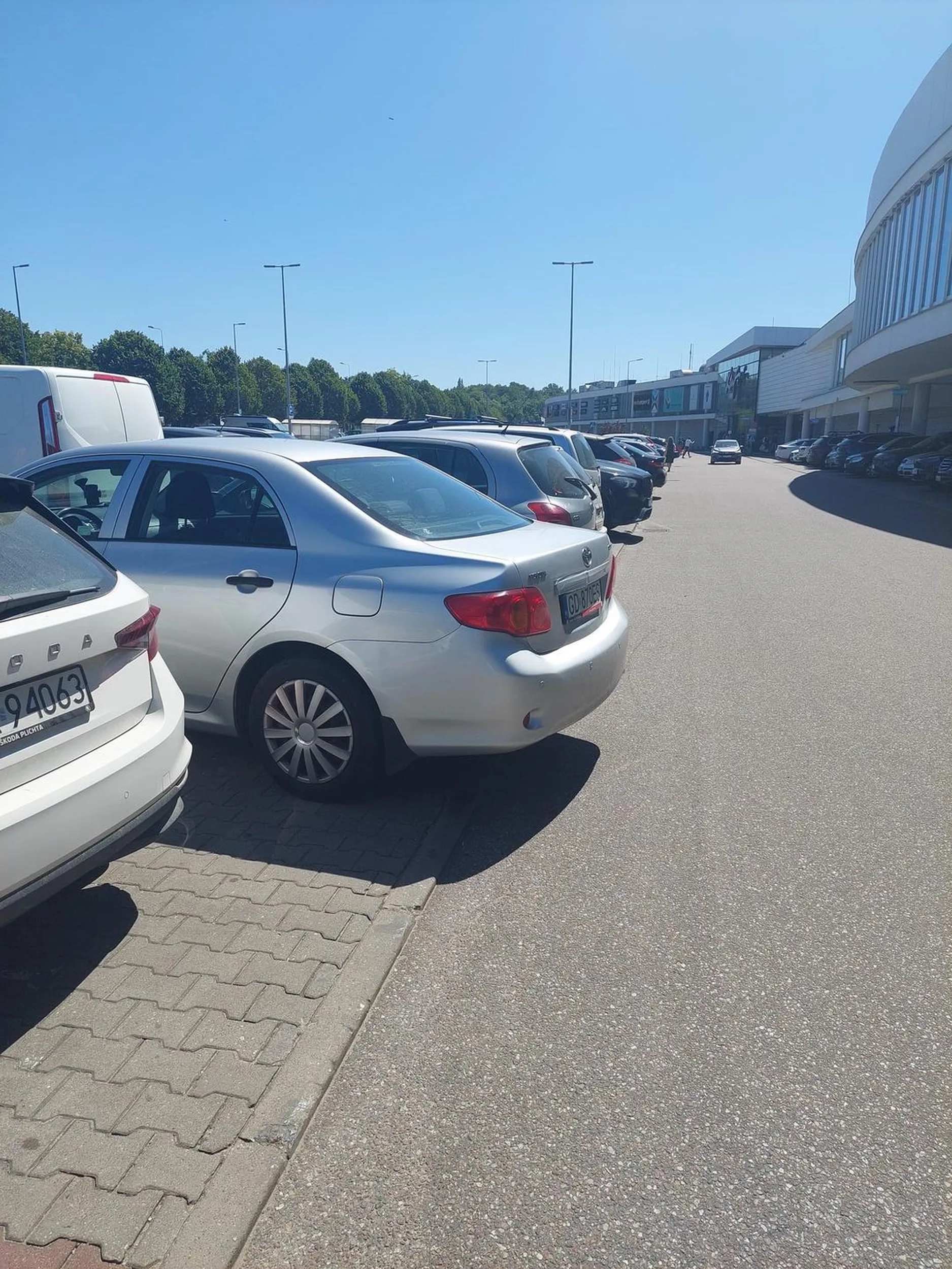 Koleś stanął tak że nie zmieścił się w dwóch płaszczyznach. Jak zwróciłem mu uwagę czy naprawdę planuję tak to zostawić to zadowolony z siebie poszedł coś tam jeszcze pyskując. Mam nadzieję że nie ma komu zostawić swojego "dziedzictwa".