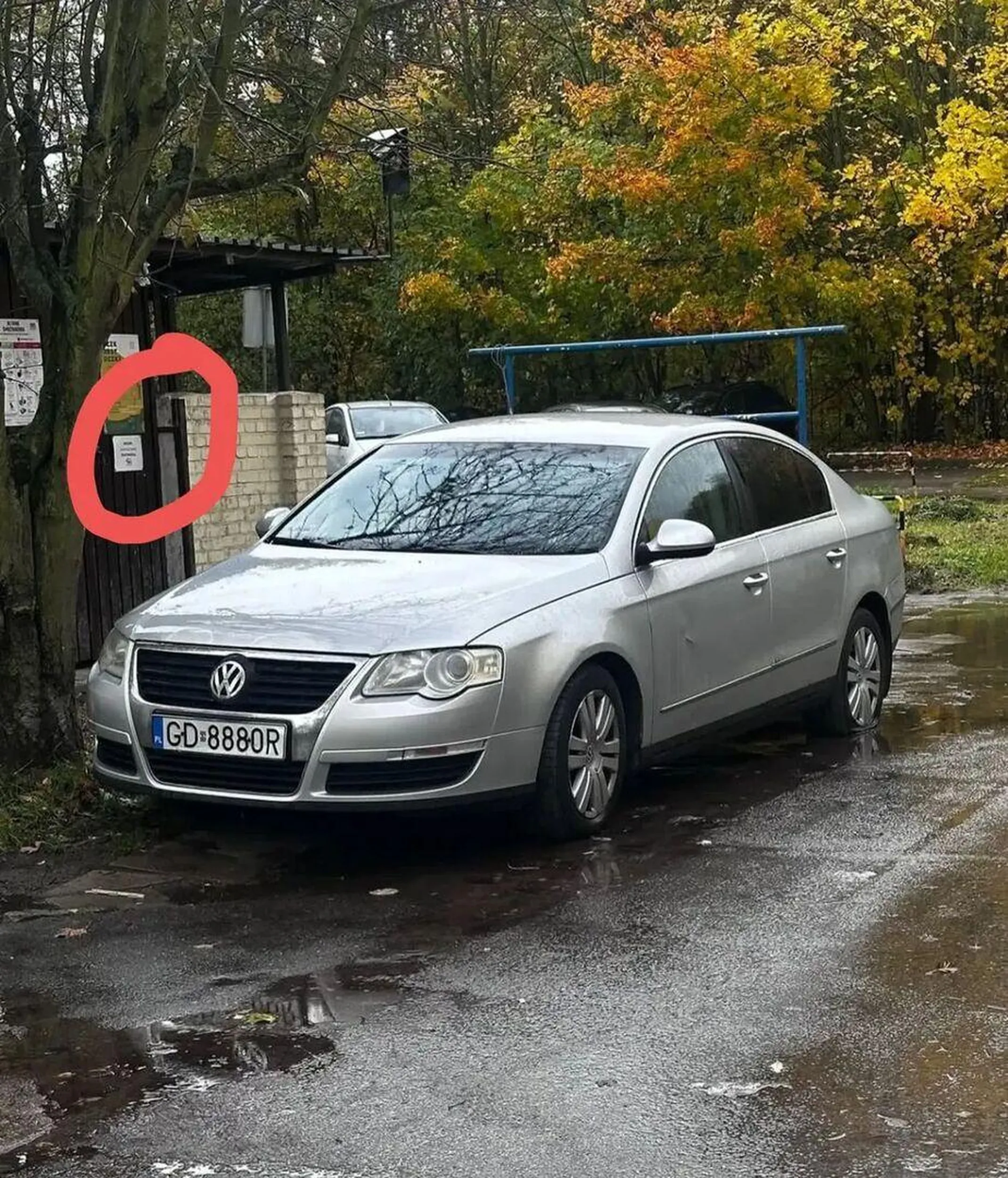 Samozaoranie. Parkuje pod śmietnikiem i jeszcze pulta że ktoś przebił oponę.