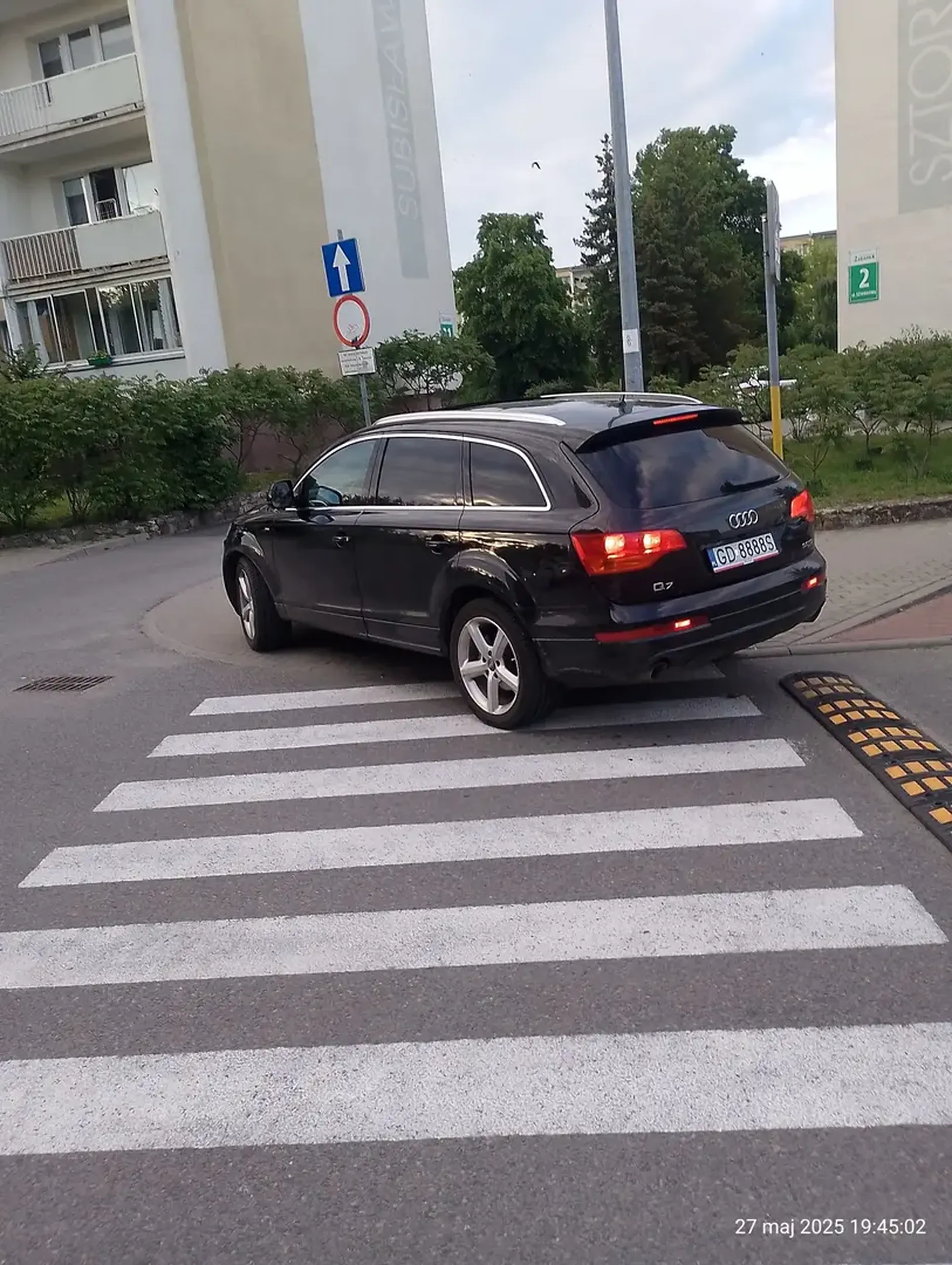 Gdańsk- Żabianka. Pan sobie zaparkował na przejściu dla pieszych, blokując chodnik