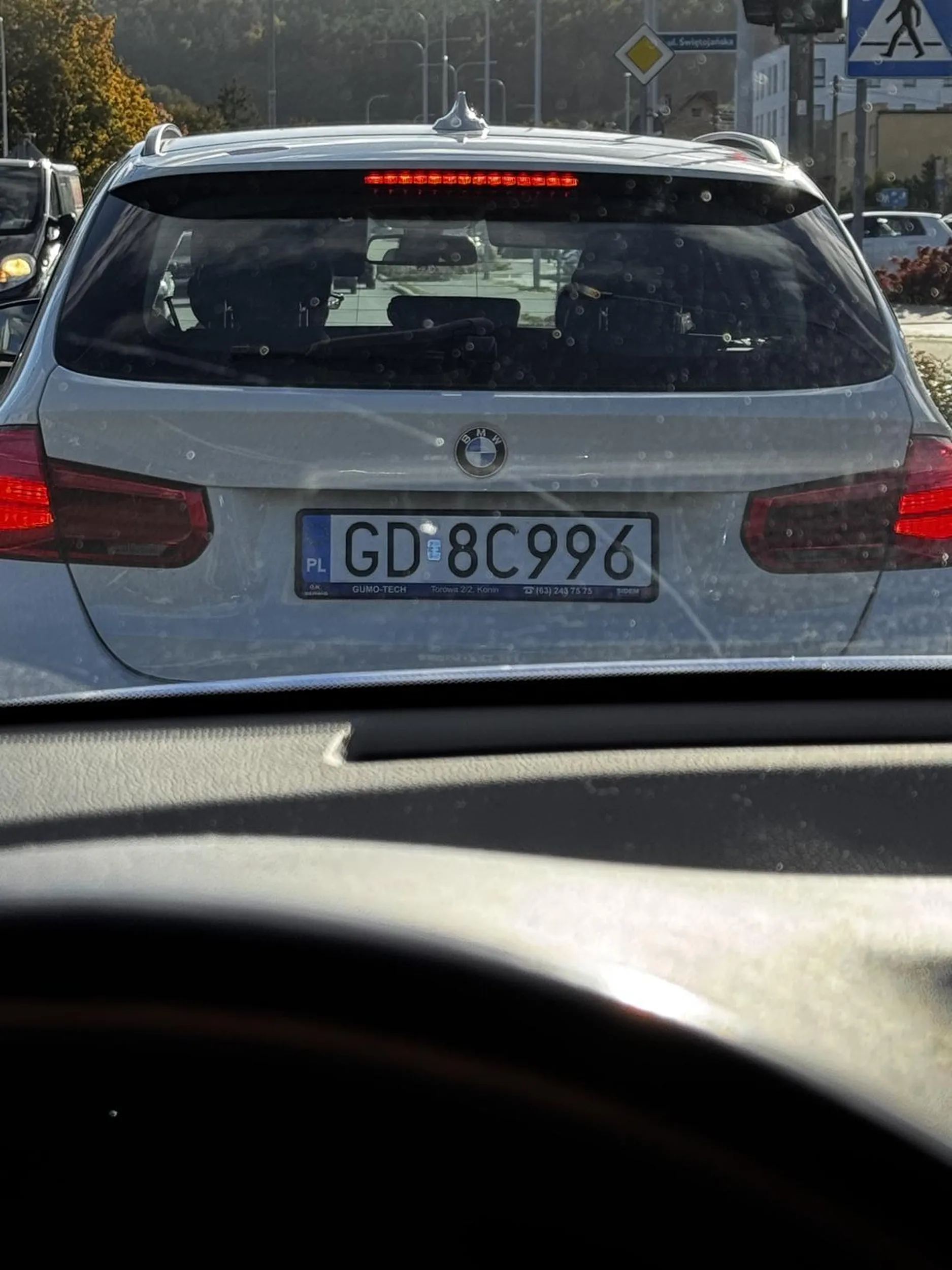 Chop jeździ i stwarza zagrożenie w ruchu drogowym. Mocno hamuje przed przejściami dla pieszych, ciągle poprawia okulary i spogląda spod łba jakby nie dowidział, może osoba starsza - nie wiem. Nie mniej jednak jeździ bardzo niepłynnie wymuszając pierwszeństwo i stwarzając zagrożenie na drodze. Zwalnia na zakręcie do 10/15km/h, w tunelu z Janowa nagle zwolnił do prędkości parkowania na zakręcie blokując ruch. Gdy świeci zielone stoi i nie reaguje, jechałem za tym gagatkiem dobre 25minut i myślałem czy go nie zatrzymać obywatelsko zeby go policja sprawdziła. Dziadygo nie ma nic złego w byciu za starym na jazdę samochodem.