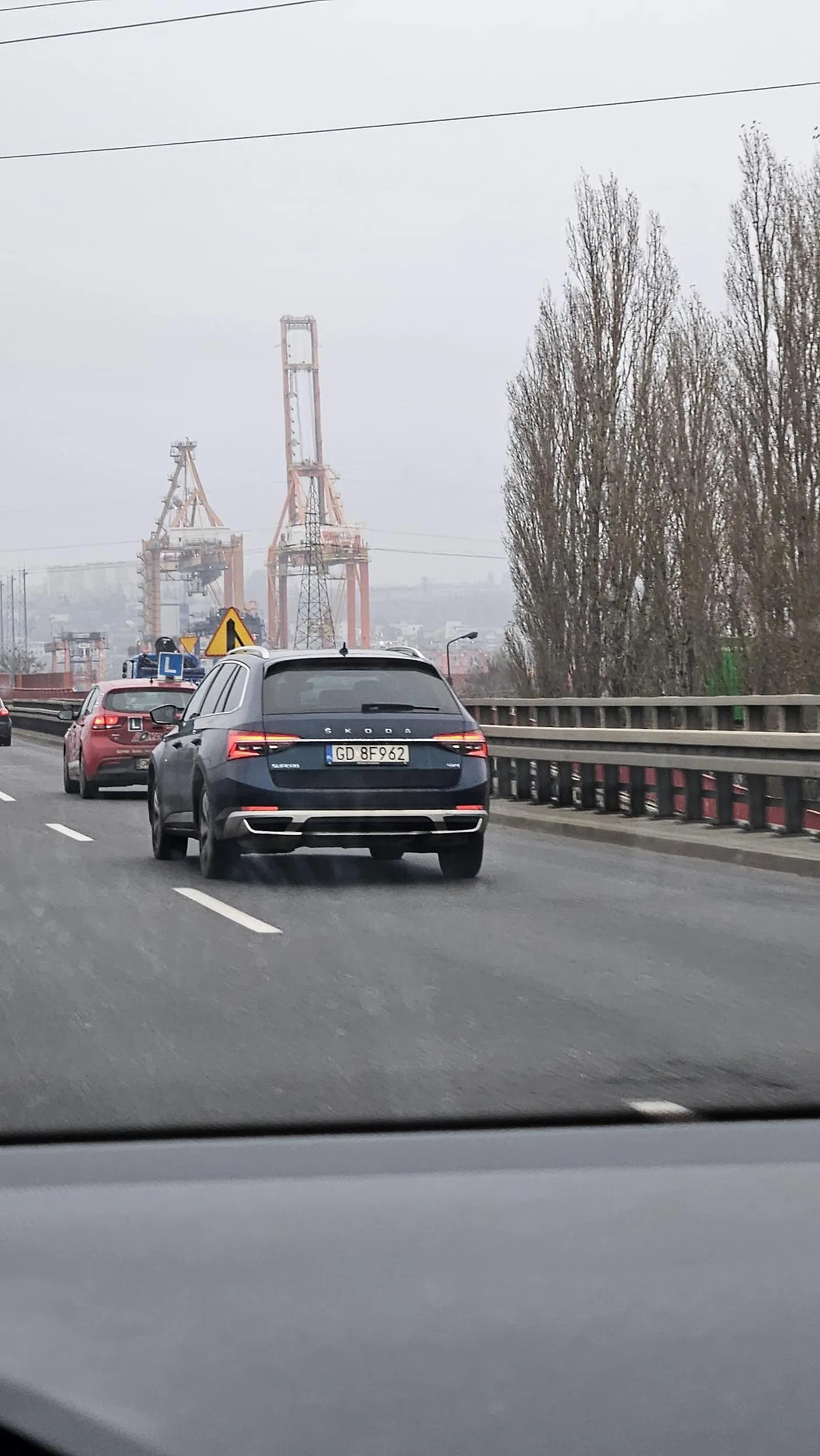 Niewyżyty koleżka w czapce z daszkiem czerpie radość z wymijania i spychania z pasa ruchu. Szkoda,że przed każdym zakrętem hamujesz jak ostatnia pi*da :)