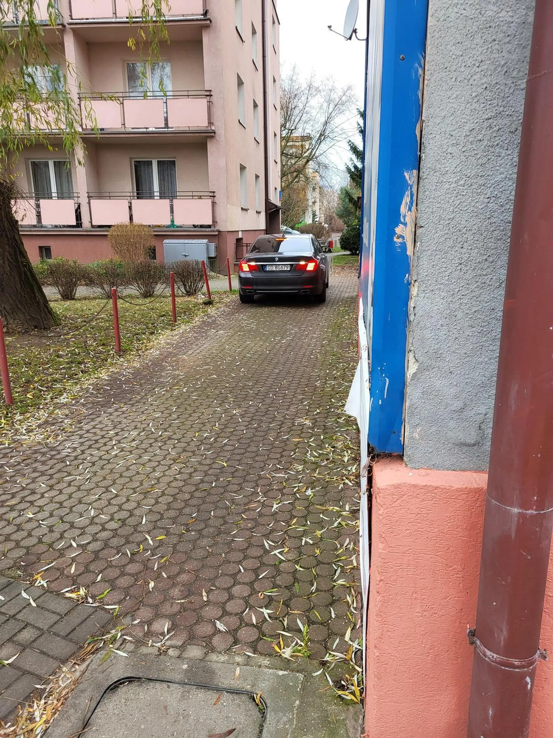 ten zjeb wjechal na chodnik jechal po nim przez jakis czas i sobie zaparkowal prawie potracajac mnie i  kolege przyjechal z gdanska i sie poczuwa