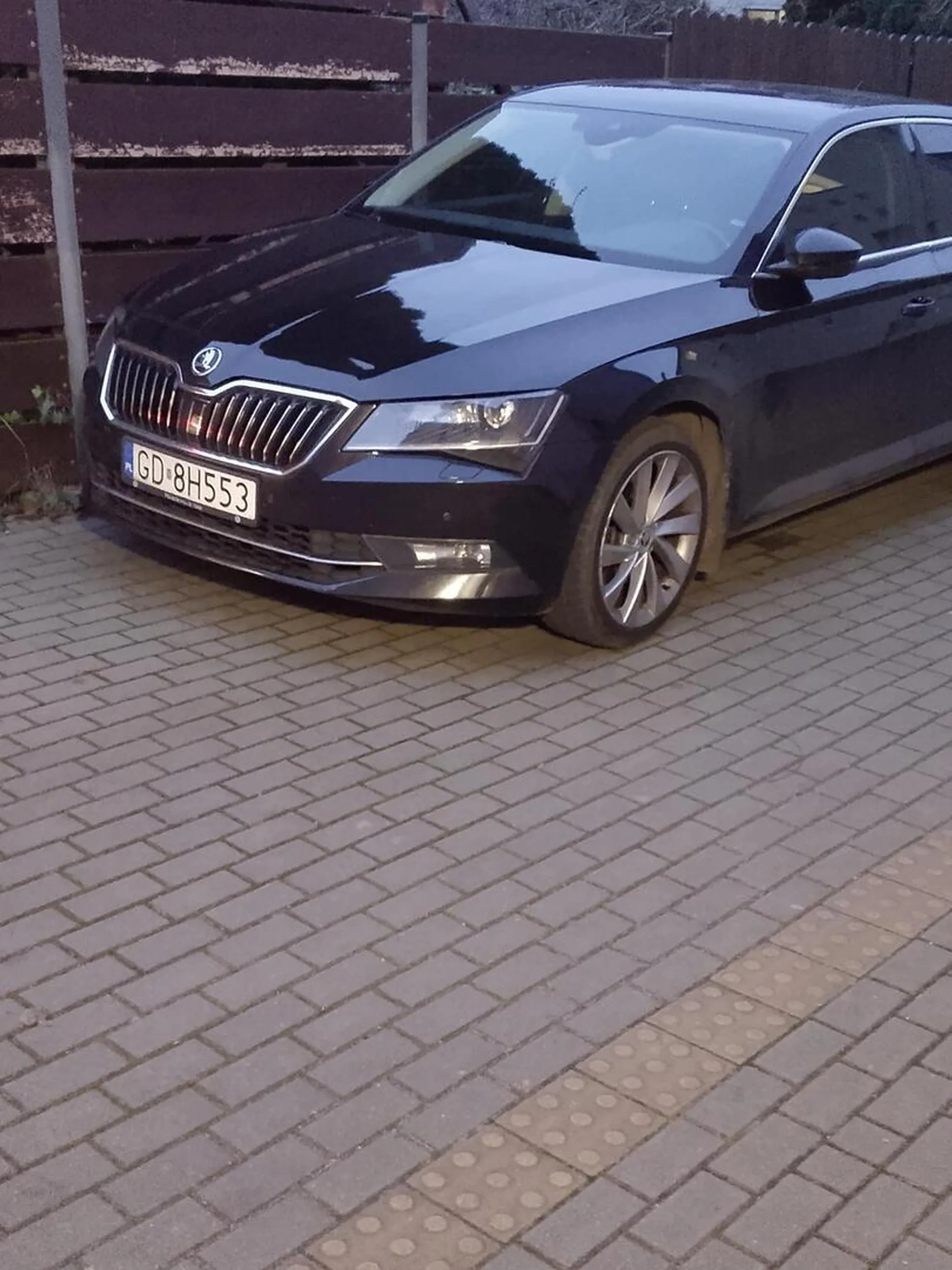 Chamówa po całości, klnie i wyzywa pez powodu, pełne nakłady agresji werbalnej nie uzasadnione, nie umie rozmawiać spokojnie, przeklina wyzywa i grozi agresją fizyczną, wyzywa że ktoś nie potrafi jeździć a sam z ręcznym zaciągniętym próbuje ruszać. "Pozdrawiam króla dróg i władce wyzwisk"