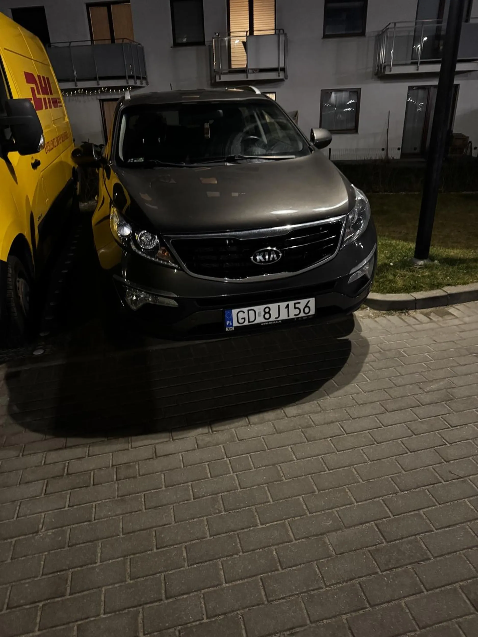 Szanowna Pani która parkuje na miejscach prywatnych następnym razem proszę się upewnić czy aby napewno można na nim postawić swój samochód a nie wierzyć na słowo „klientce” bo nie każdy będzie na tyle spokojny jak Mój Mąż  Pani serdecznie dziękuje za spacer bo księżna musiała zaparkowac tam gdzie wygodniej;) szerokości !