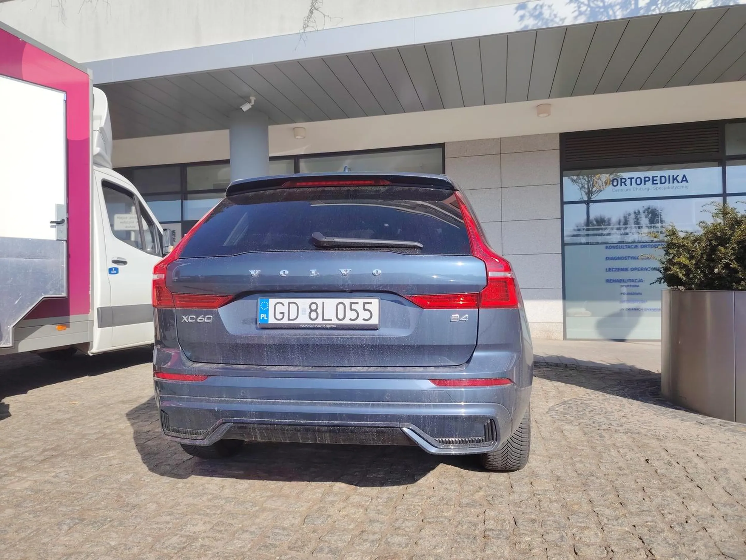 Wymusza pierwszeństwo na drodze. Kierunkowskaz nie daje pierwszeństwa głupia farbowana blondynko