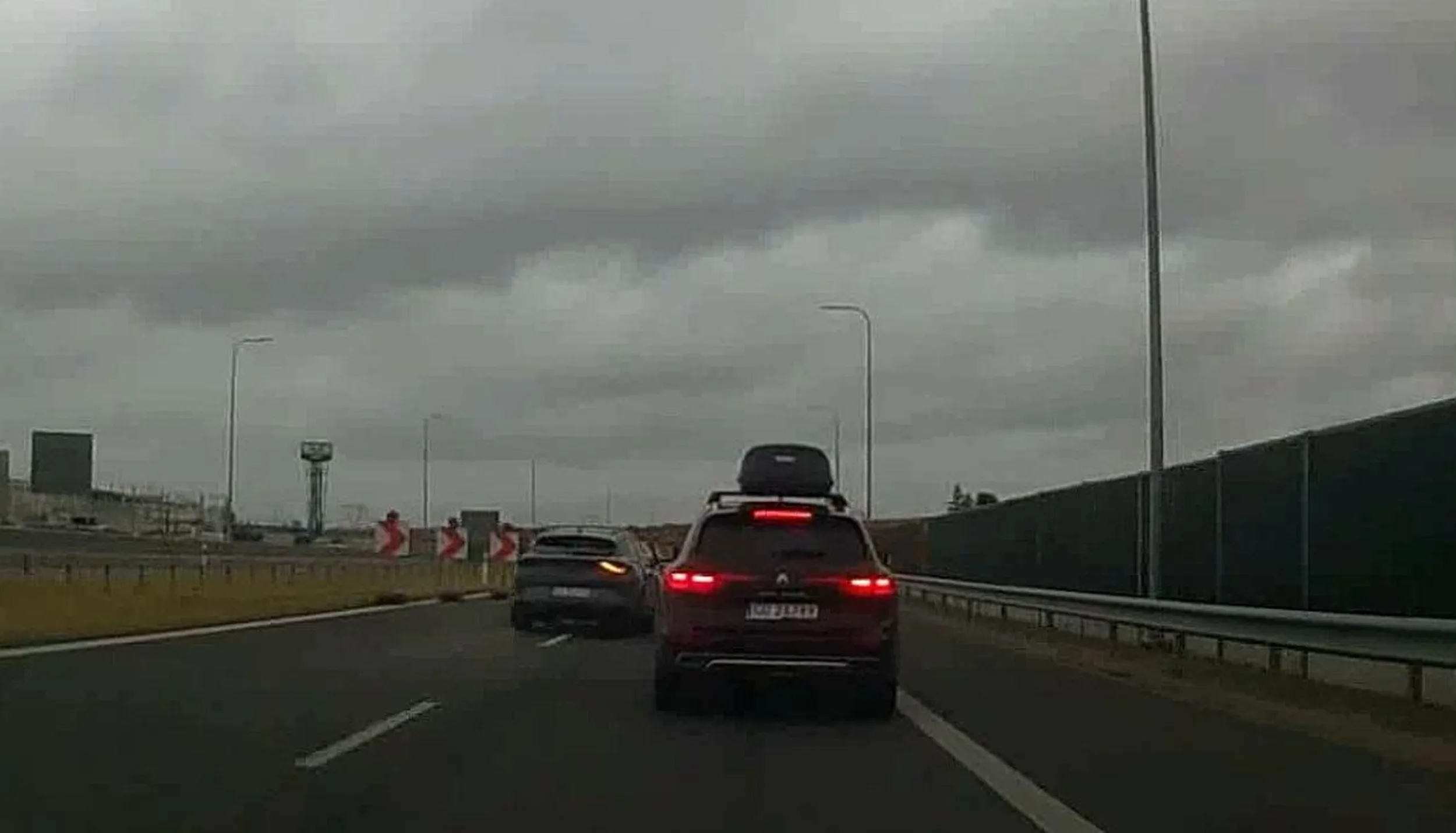 Ty piraciuchu jeden teraz ci się udało na styk wpakować na pas, uważaj bo taką jazdą doprowadzisz do tragedii ty ............