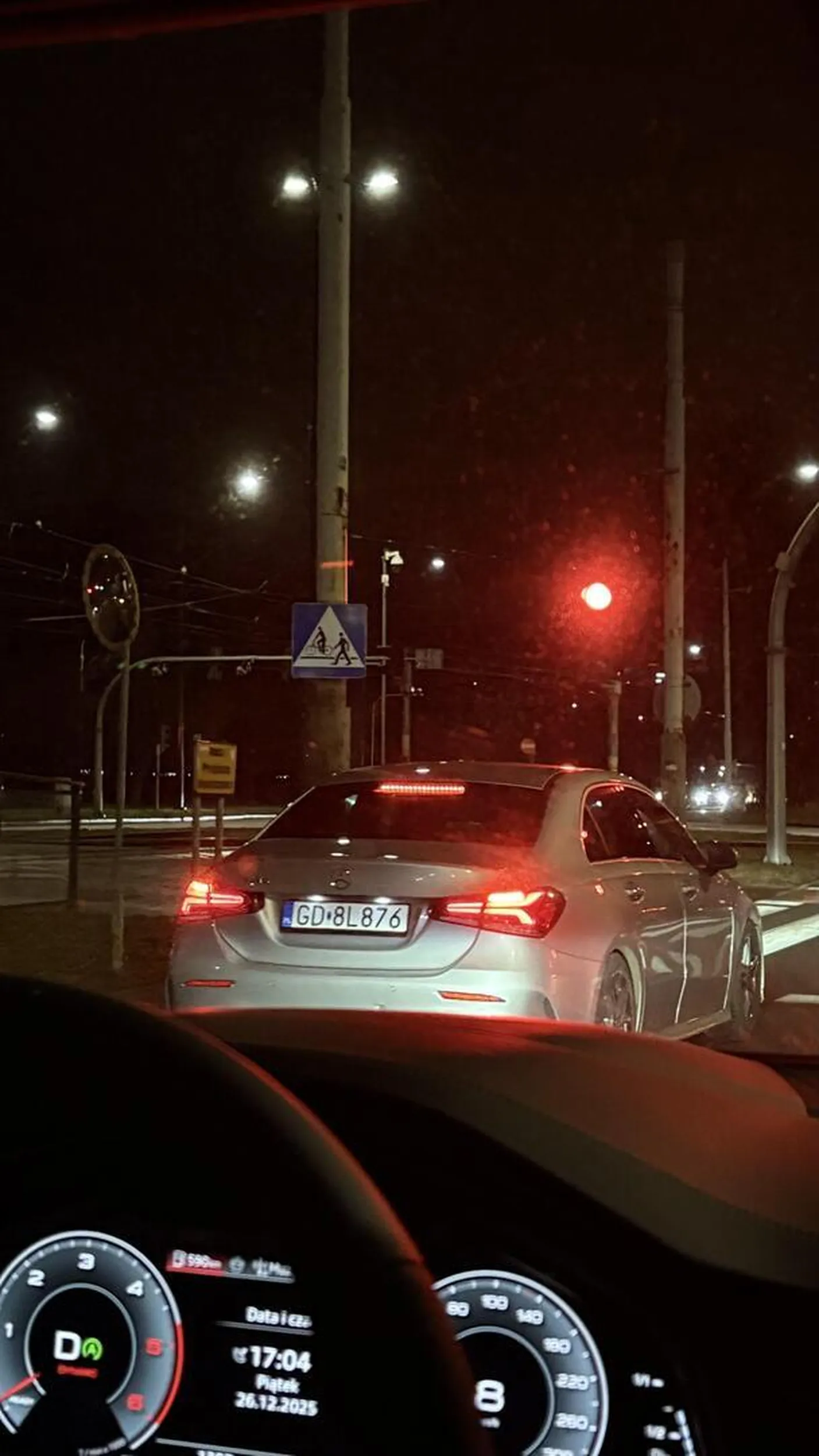 Na alejki grunwaldzkiej w gdańsku spowodował wypadek, jechał bardzo szybko i agresywnie. Uciekł z miejsca zdarzenia