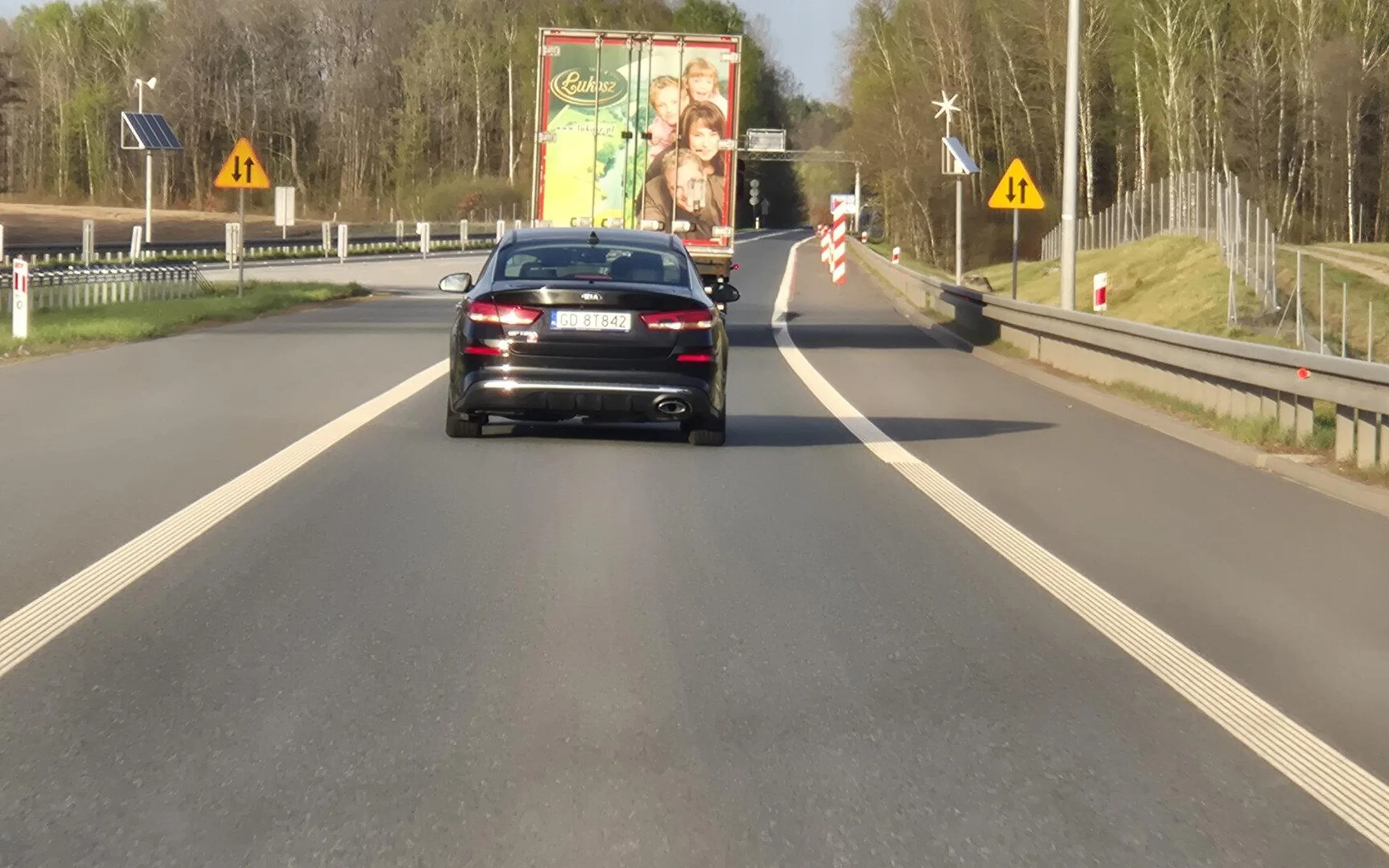 Jak Ci się spieszy kup sobie helikoper!  Szkoda, że mi w dupę nie wjechałes! Tak się spieszyłeś, że musiałeś mnie wyprzedzić ładując się przed maskę bo na bank nie widziałeś ciężarówki przedemną!