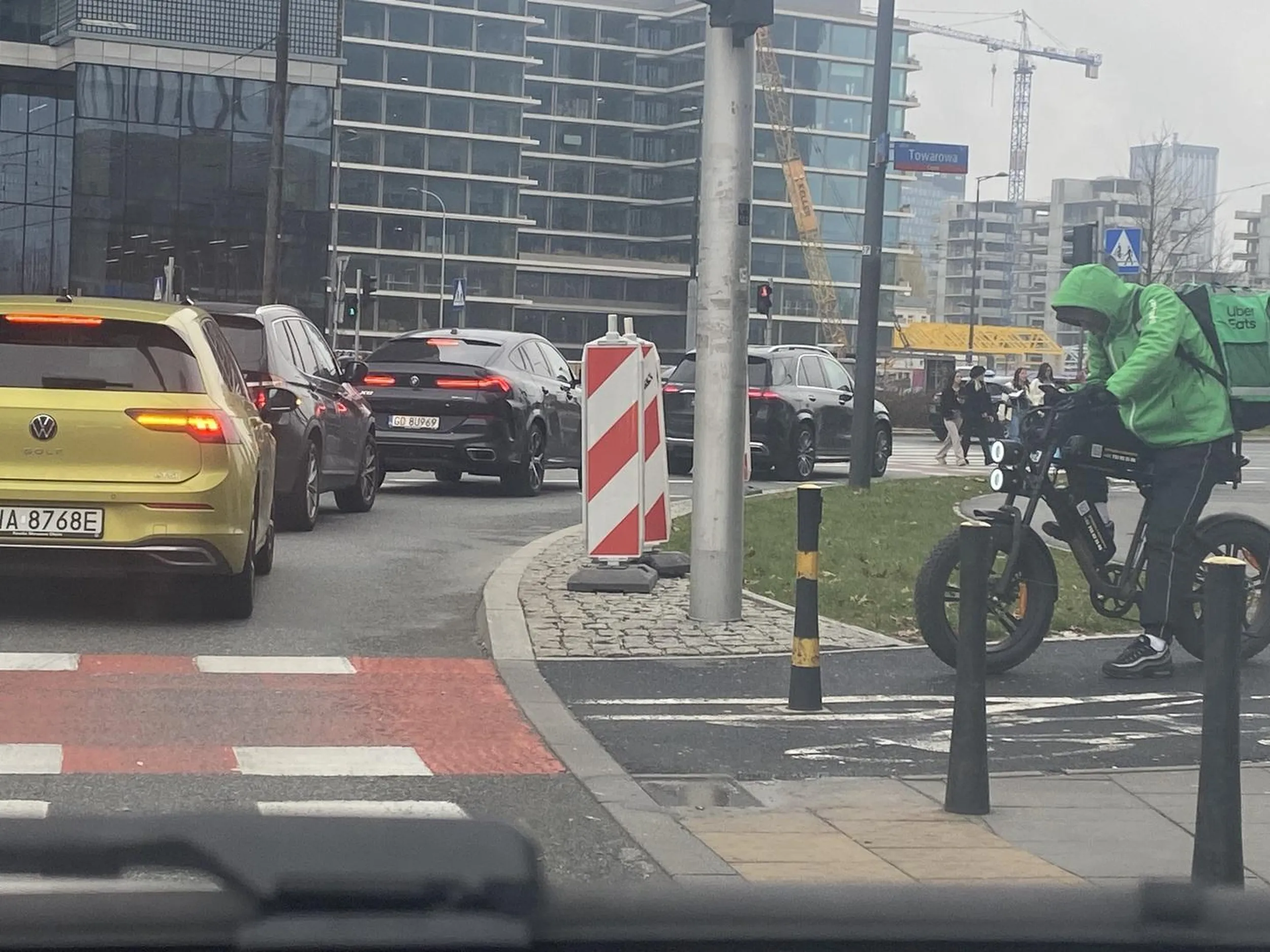 Wariat spieszy się i skacze od lewej do prawej strony jezdni