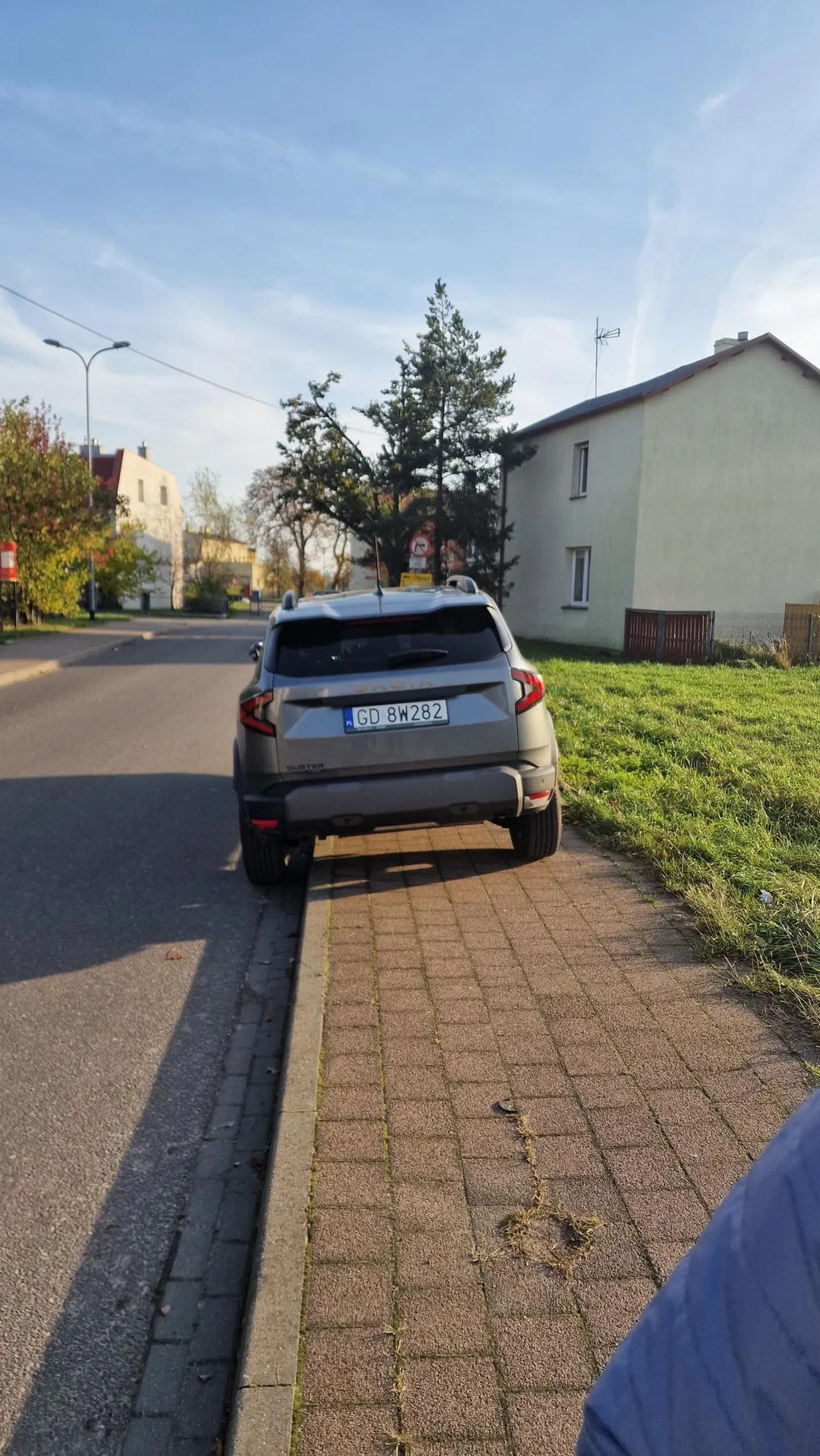 Jak i tak rozjeżdżacie tą łąkę obok to tam parkuj frendzlu, a nie na chodniku.